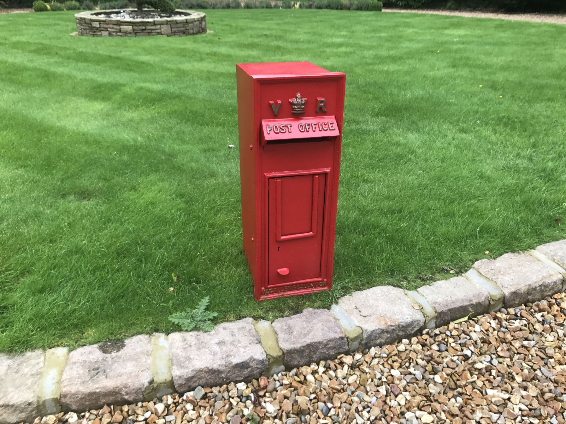 CAST IRON VR POSTBOX