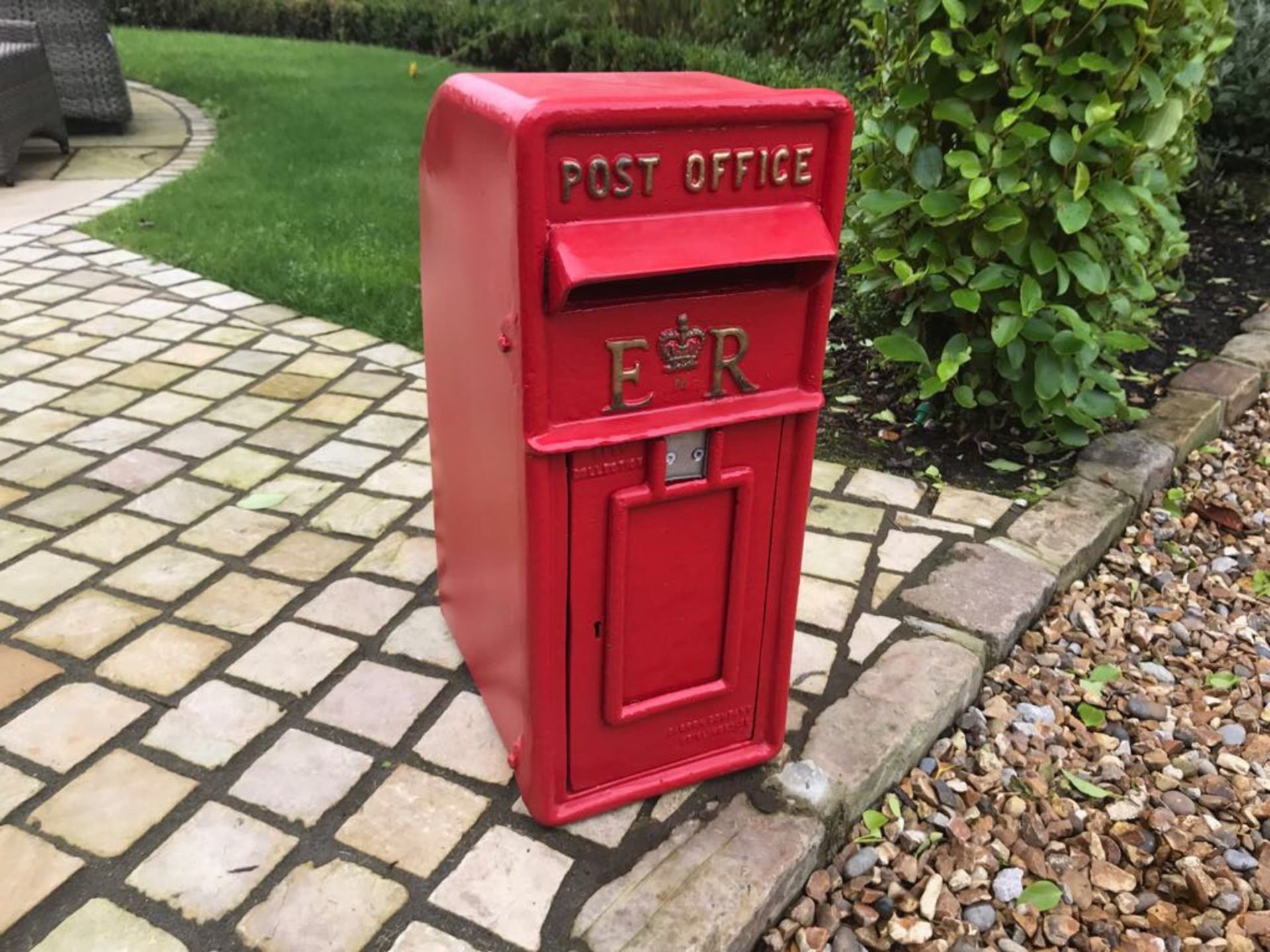 CAST IRON ER POSTBOX