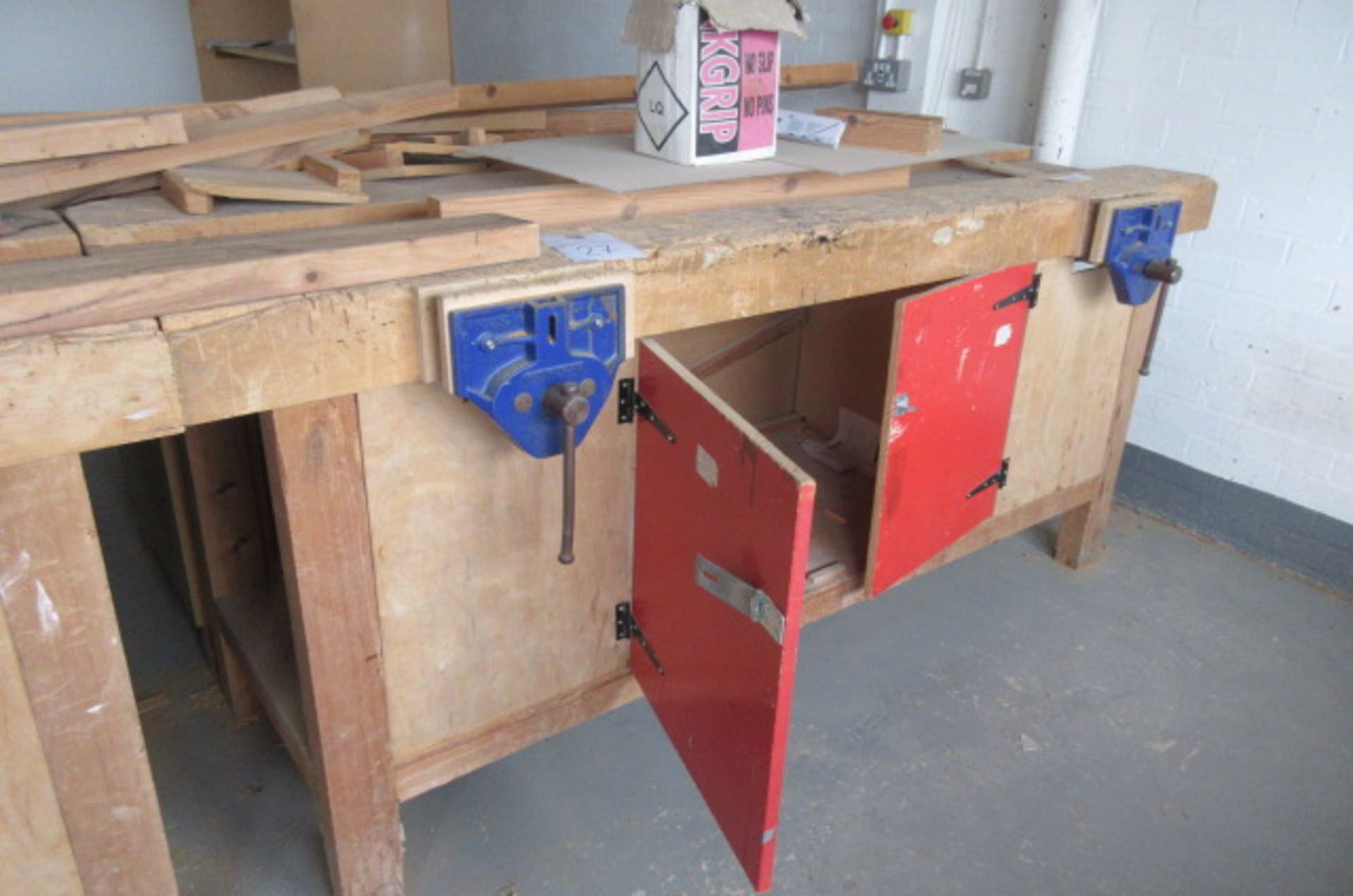 Single sided joiners bench with 2 vices