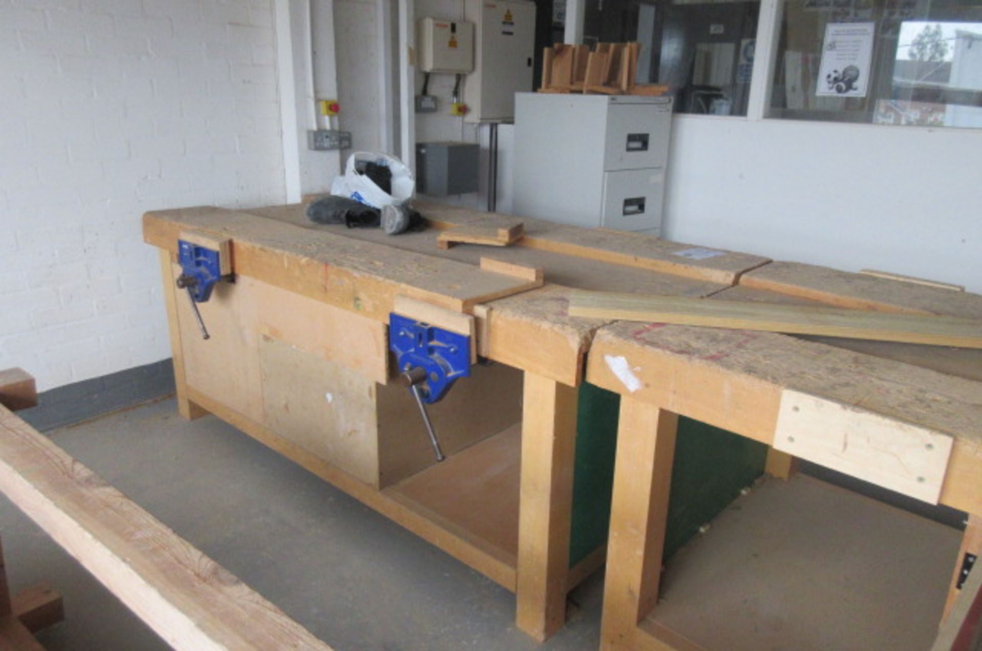 Double sided joiners bench with 3 vices