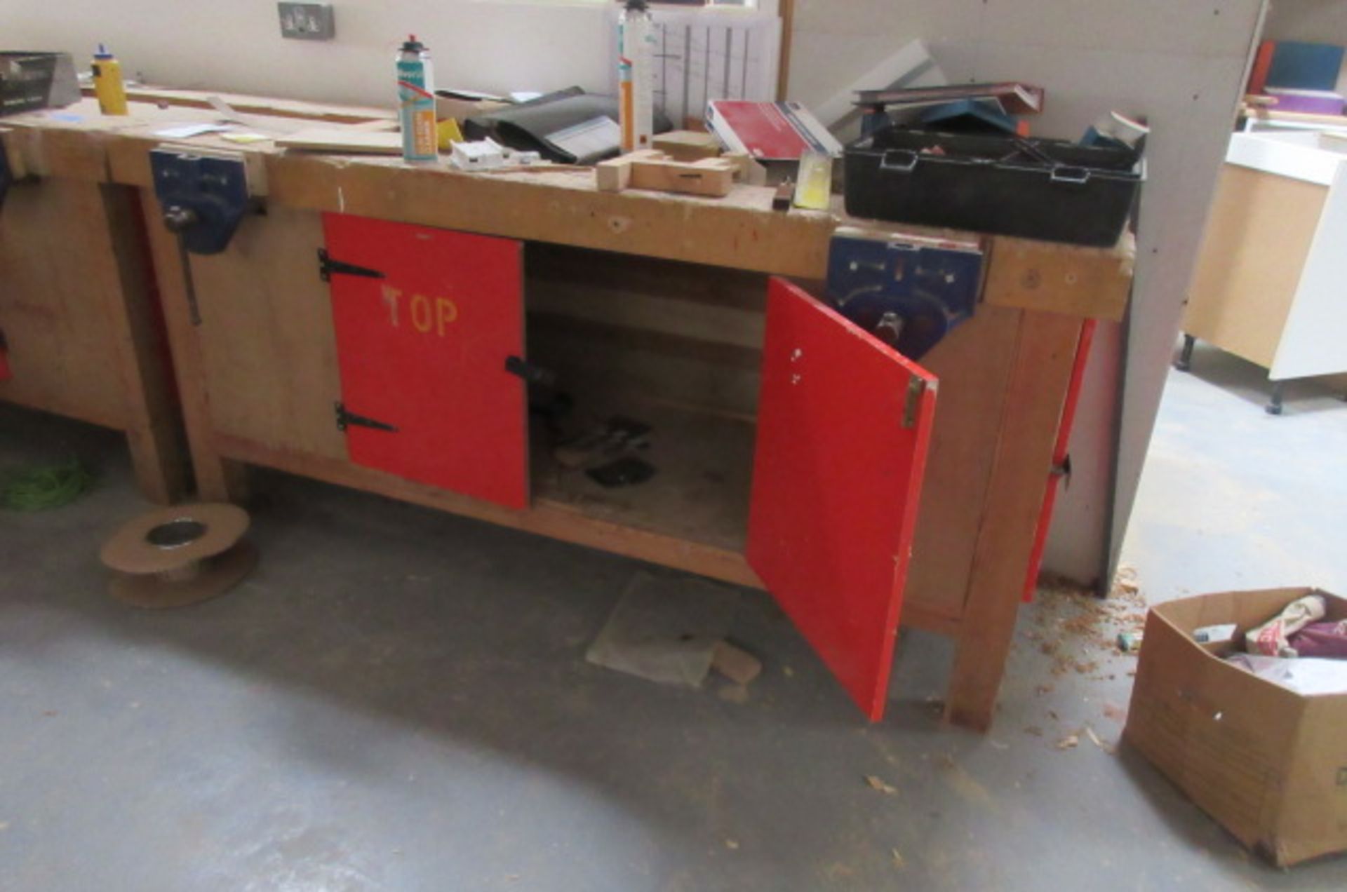 Single sided joiners bench with 2 vices