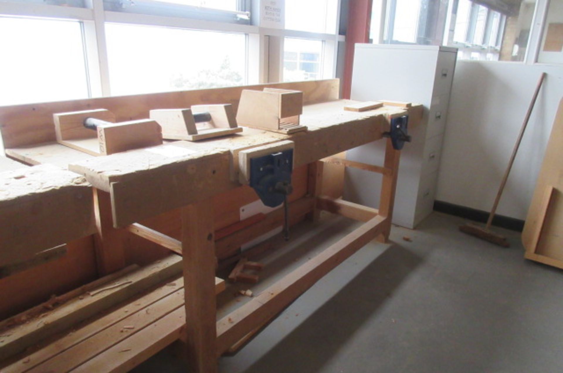 Single sided joiners bench with 2 vices