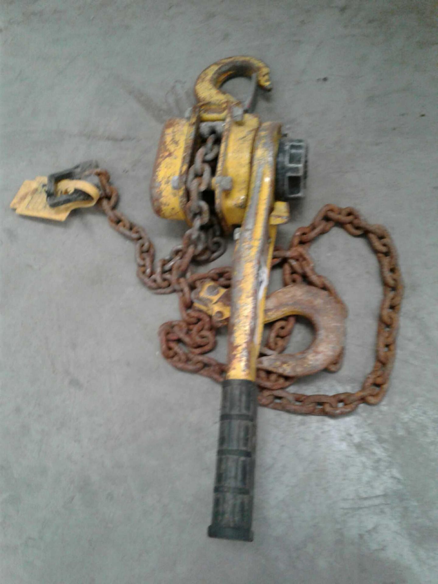 Manual chain hoist