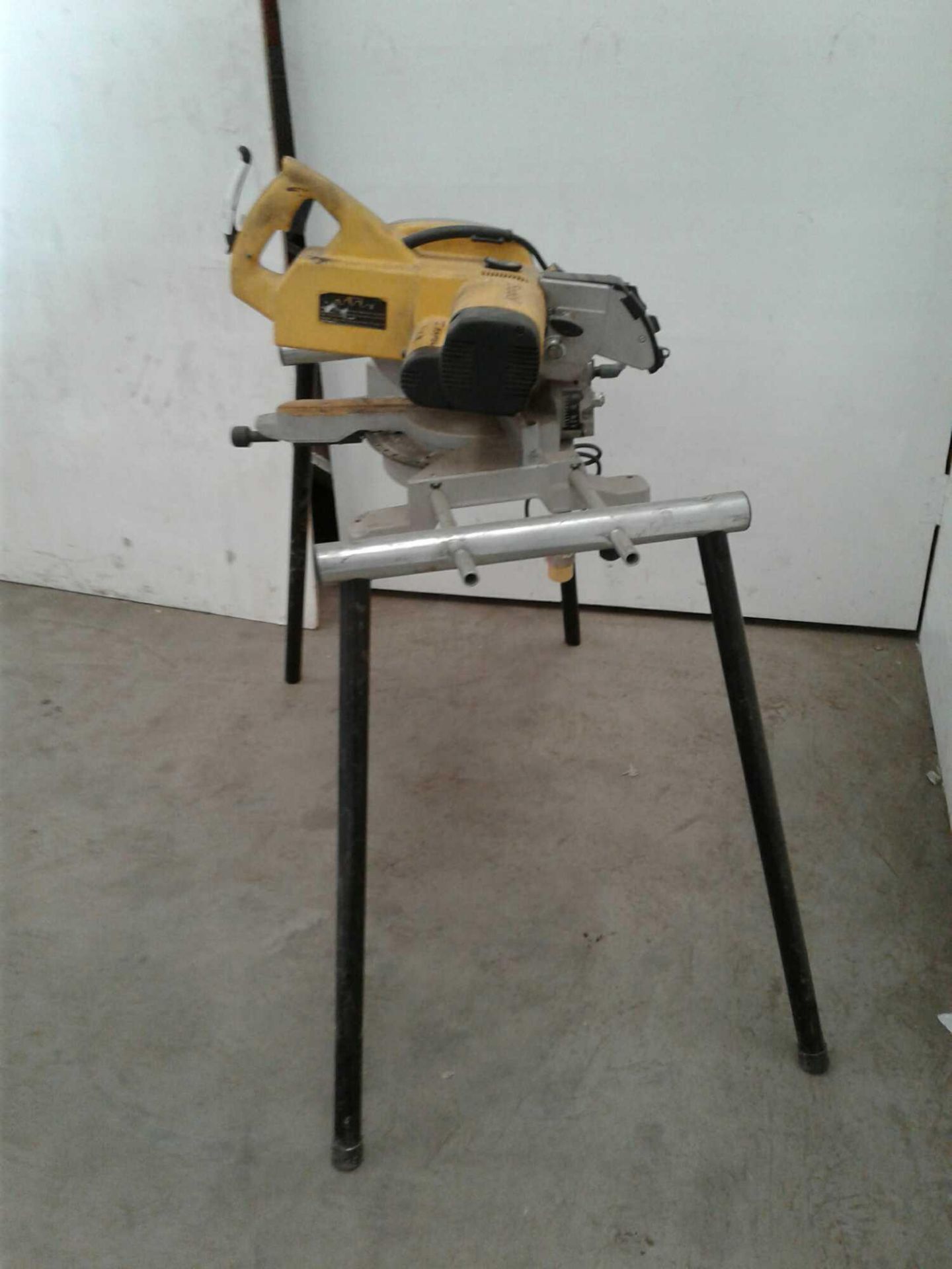 DeWalt mitre saw 110 V - Image 2 of 3