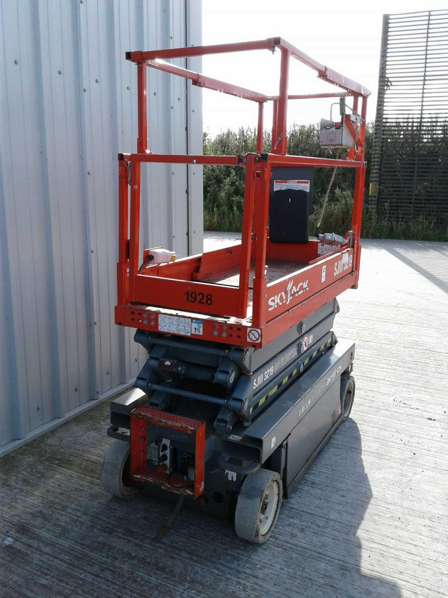 Skyjack sj111 3219 electric scissor lift - Image 2 of 4