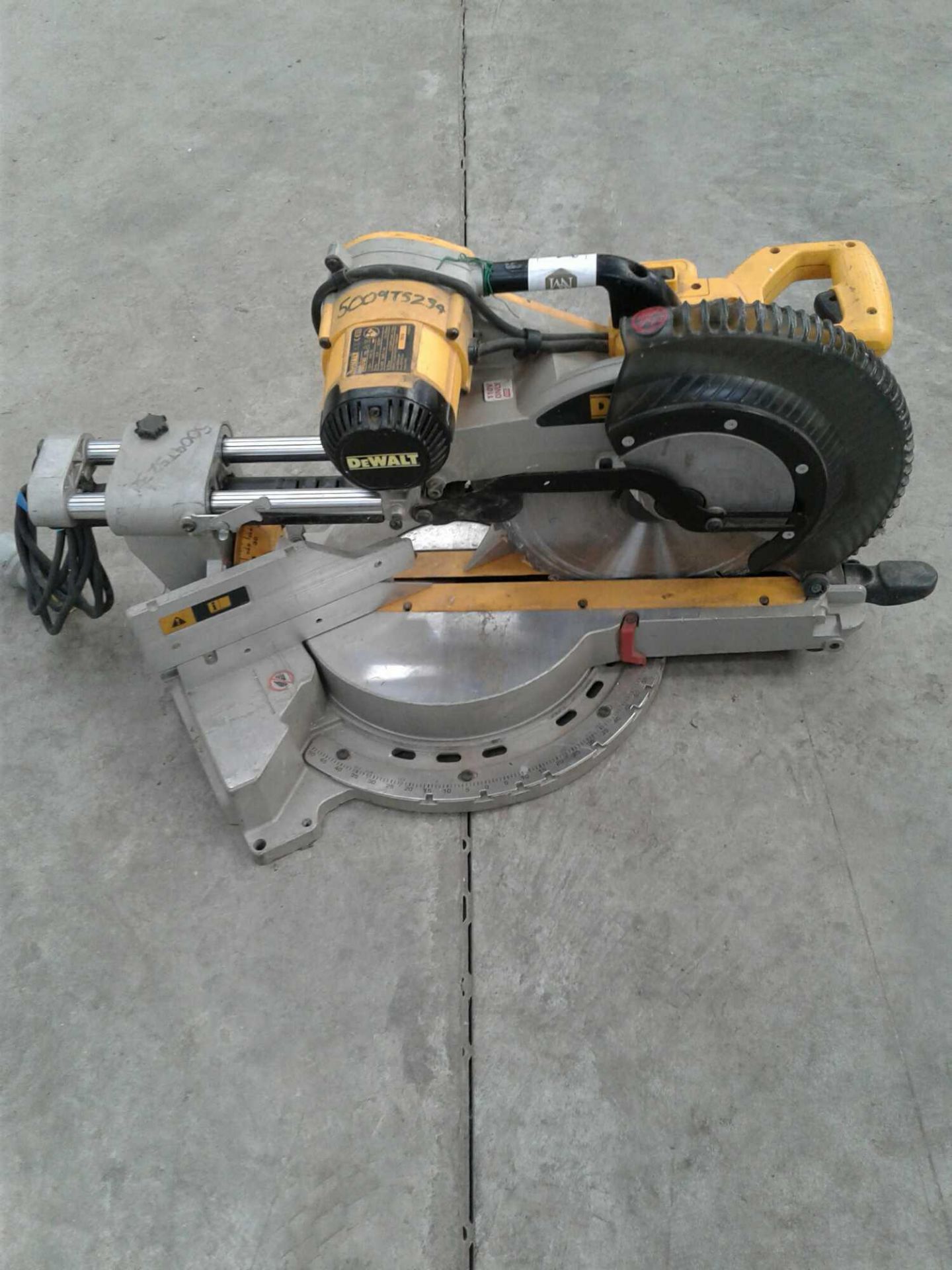 DeWalt mitre saw 110 V - Image 2 of 2