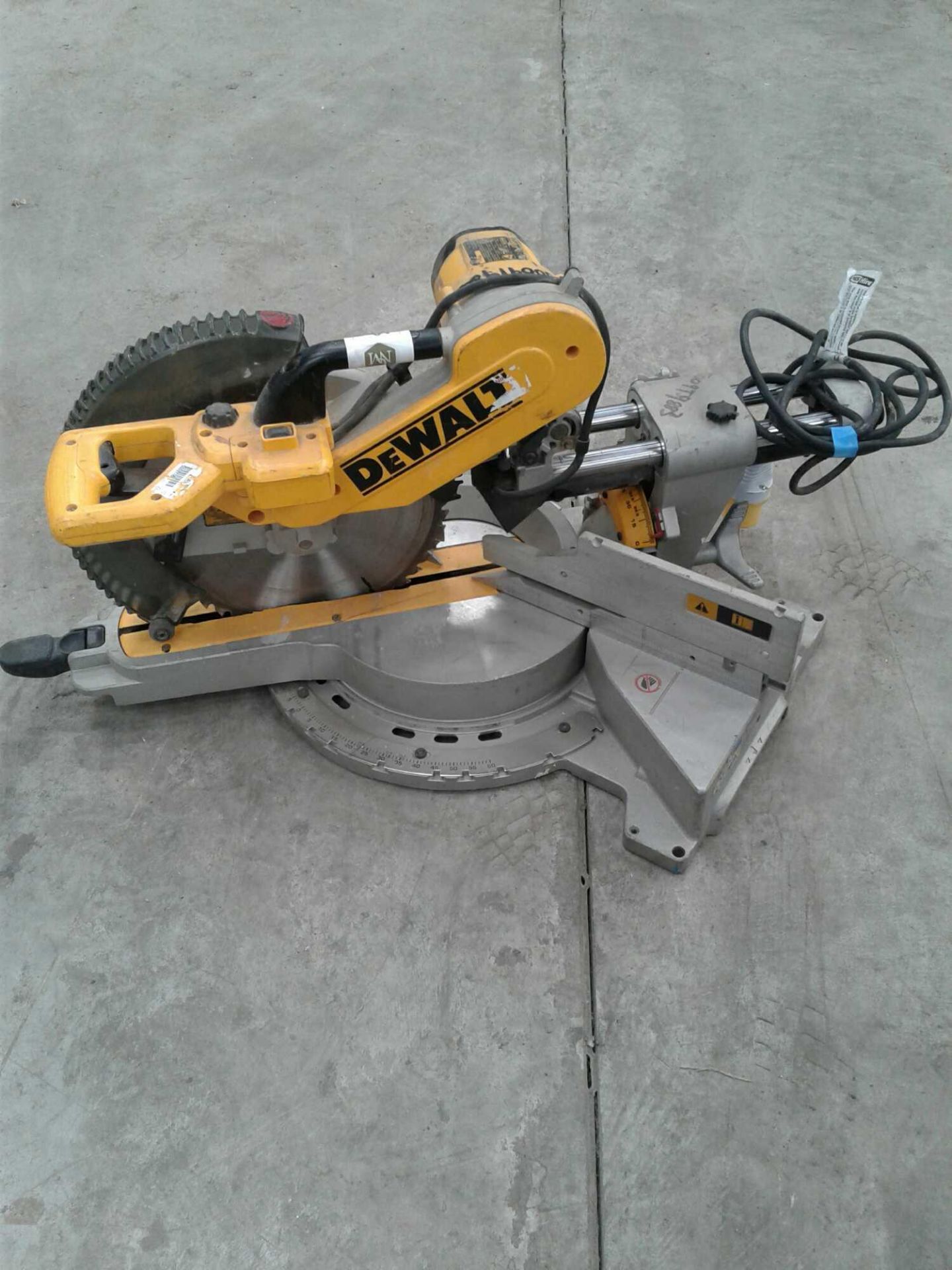 DeWalt mitre saw 110v - Image 2 of 2