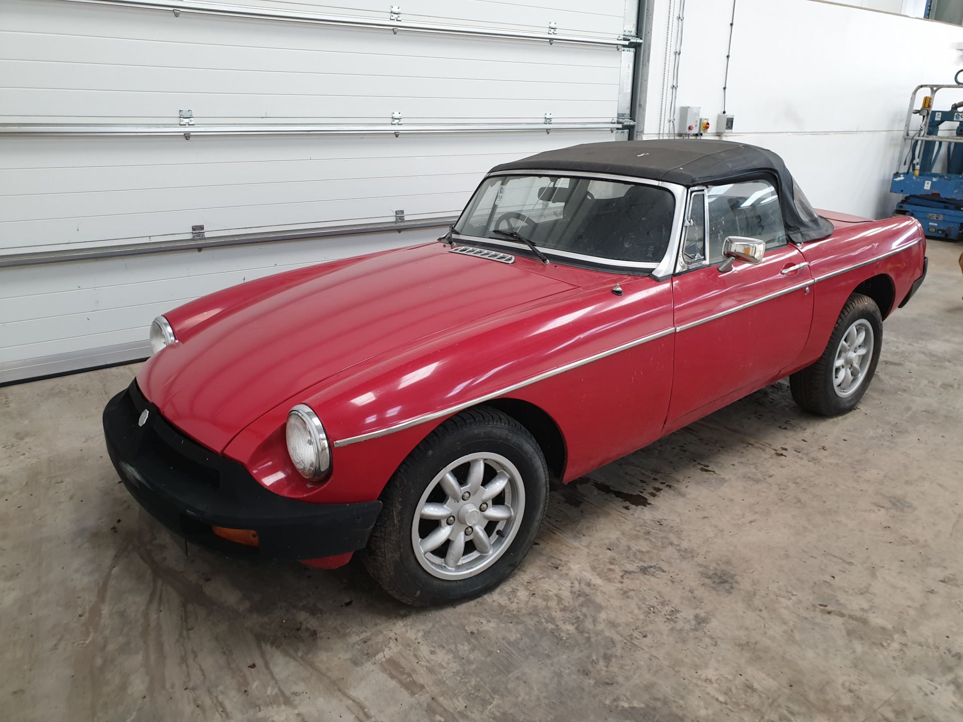 MGB Roadster - Image 7 of 13