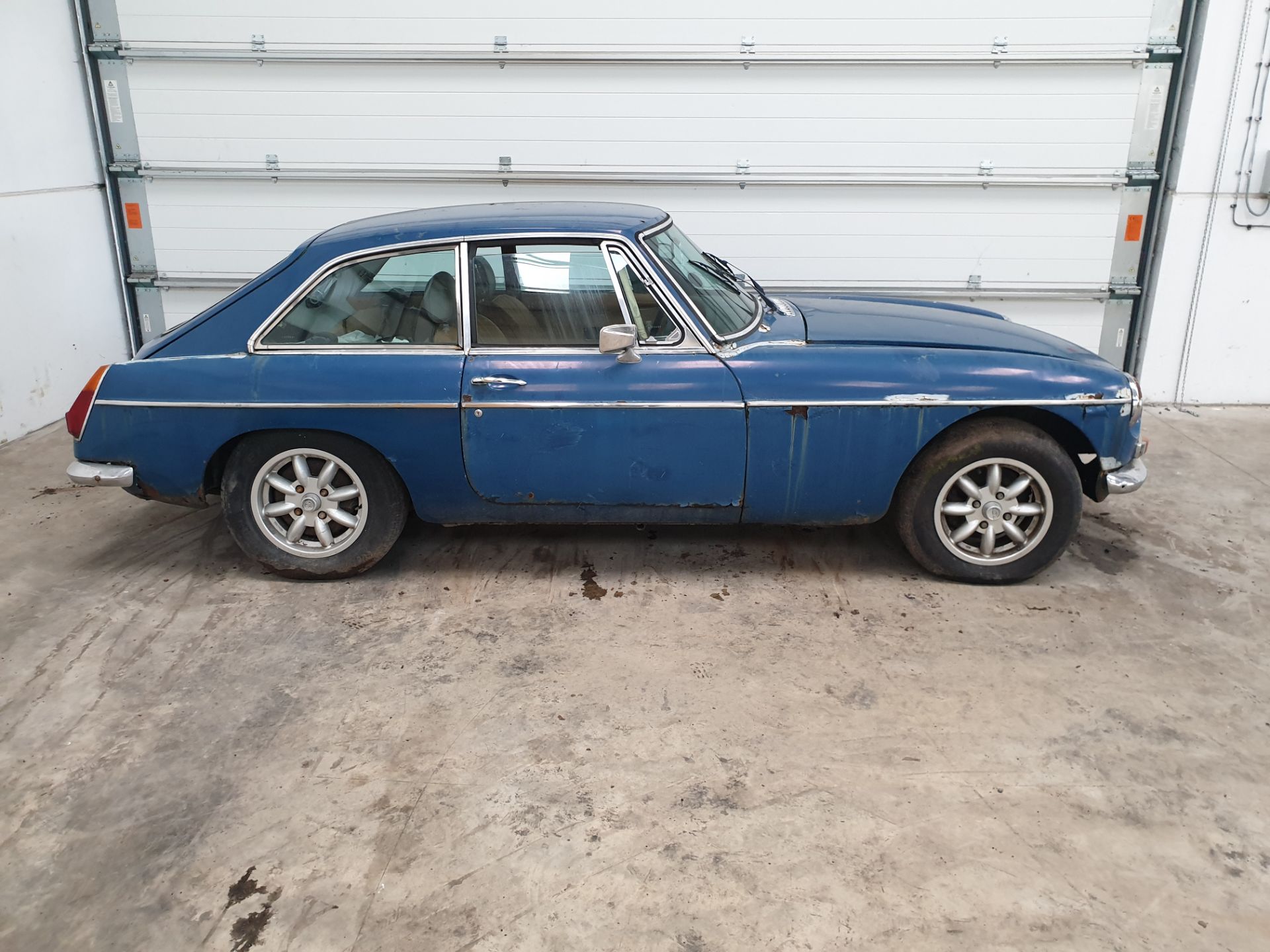 MGB GT - Image 2 of 15