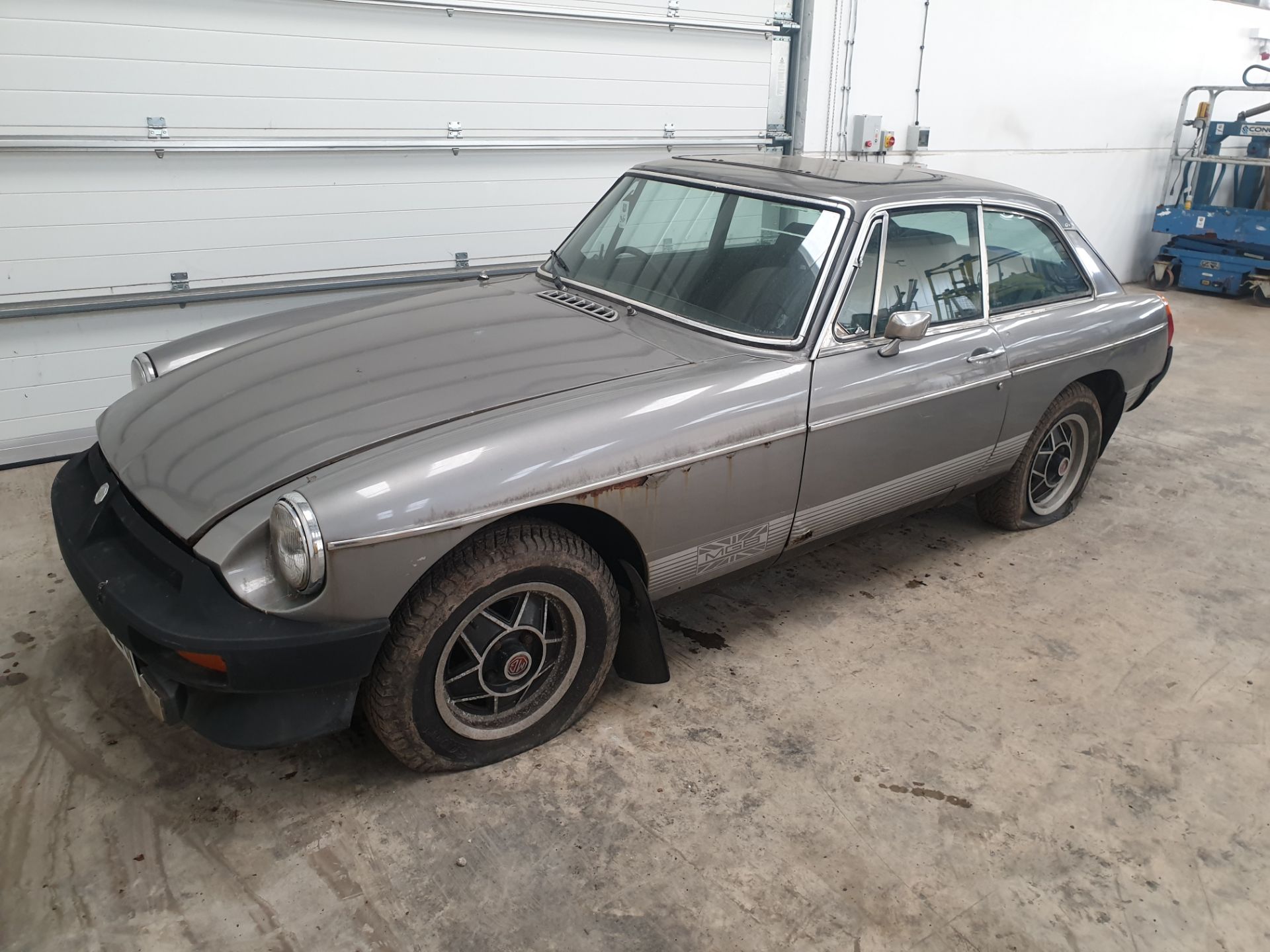 MGB GT - Image 6 of 11