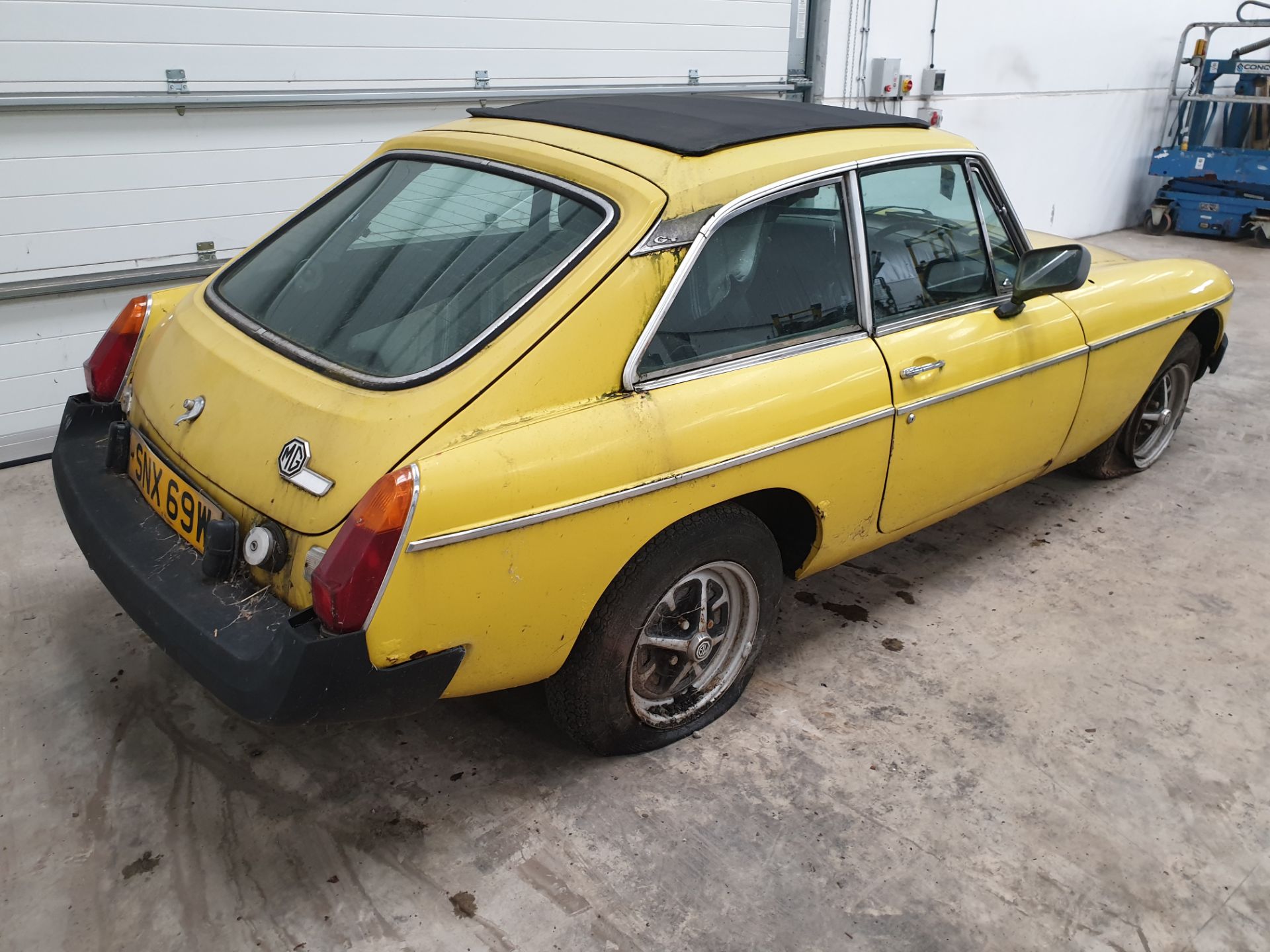 MGB GT - Image 3 of 13