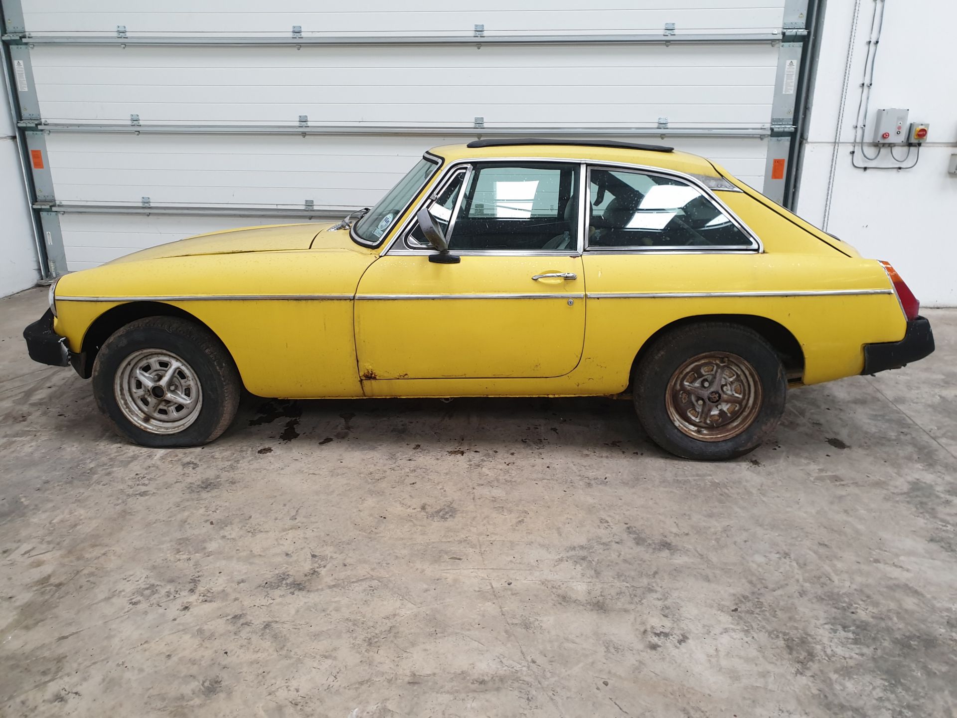 MGB GT - Image 6 of 13