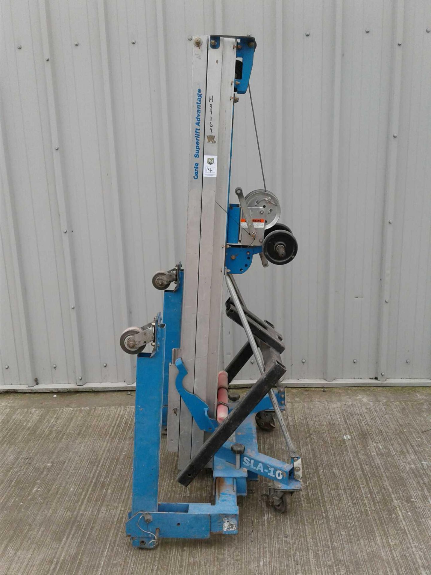 Genie material lift SLA 10