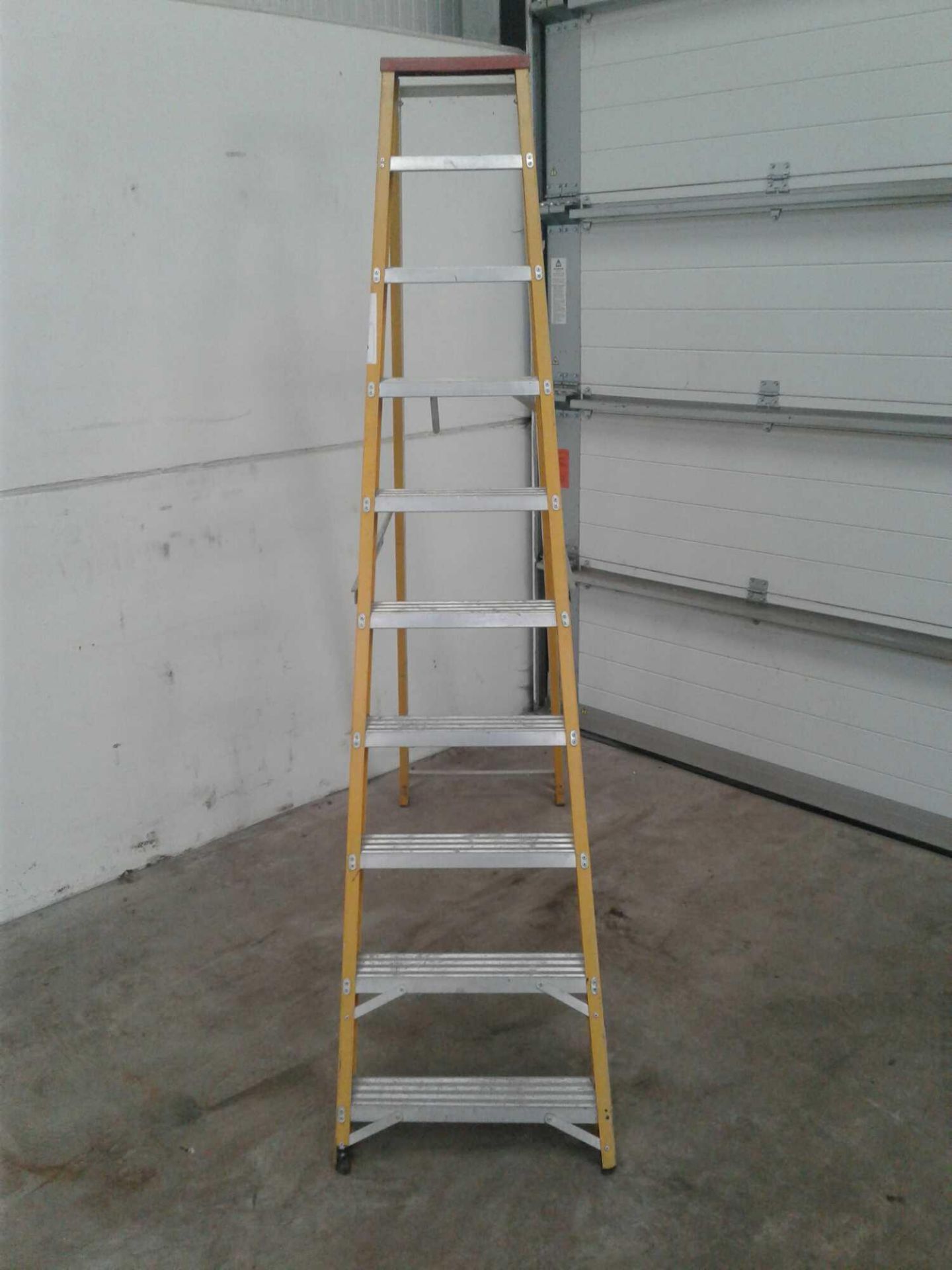 10 tread fibreglass step ladders - Image 2 of 2
