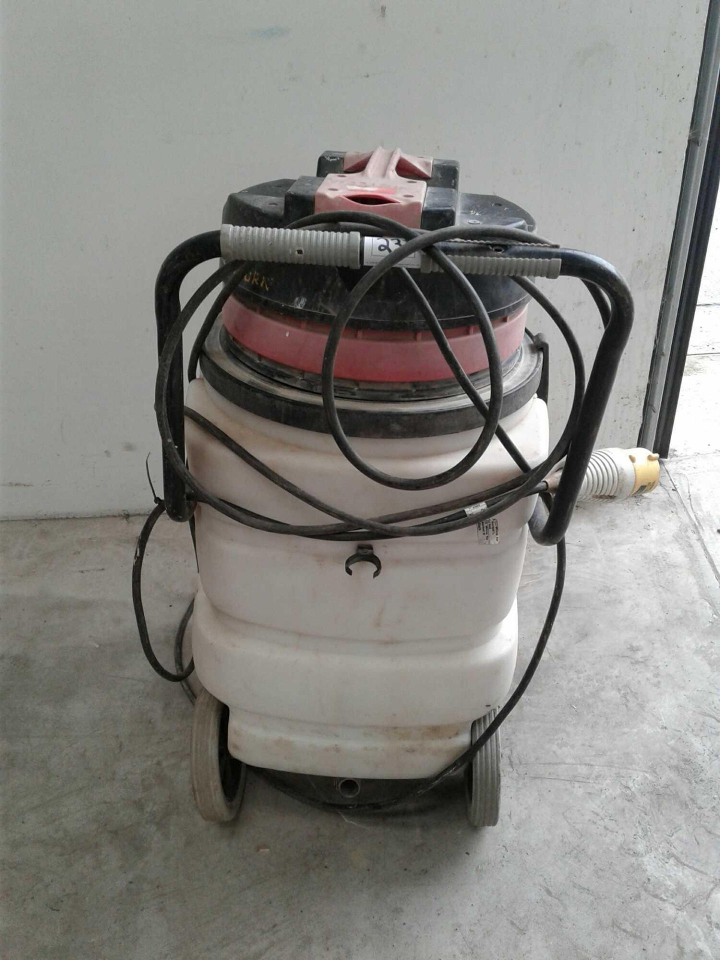 V-tuf industrial vacuum cleaner - Image 2 of 2