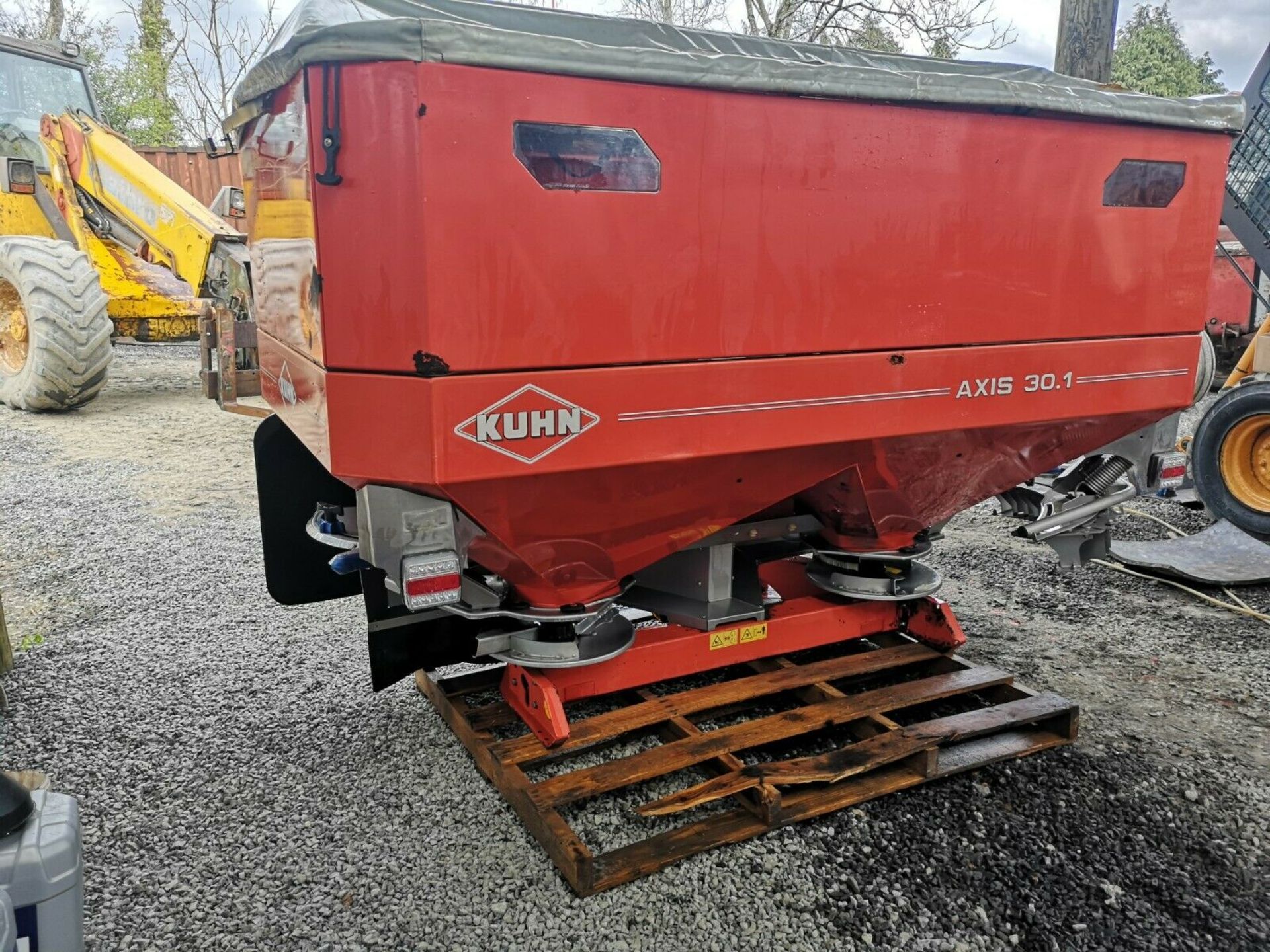 Kuhn Axis 3.1 Twin Disc 4 Bag Fertiliser Spreader - Image 4 of 6