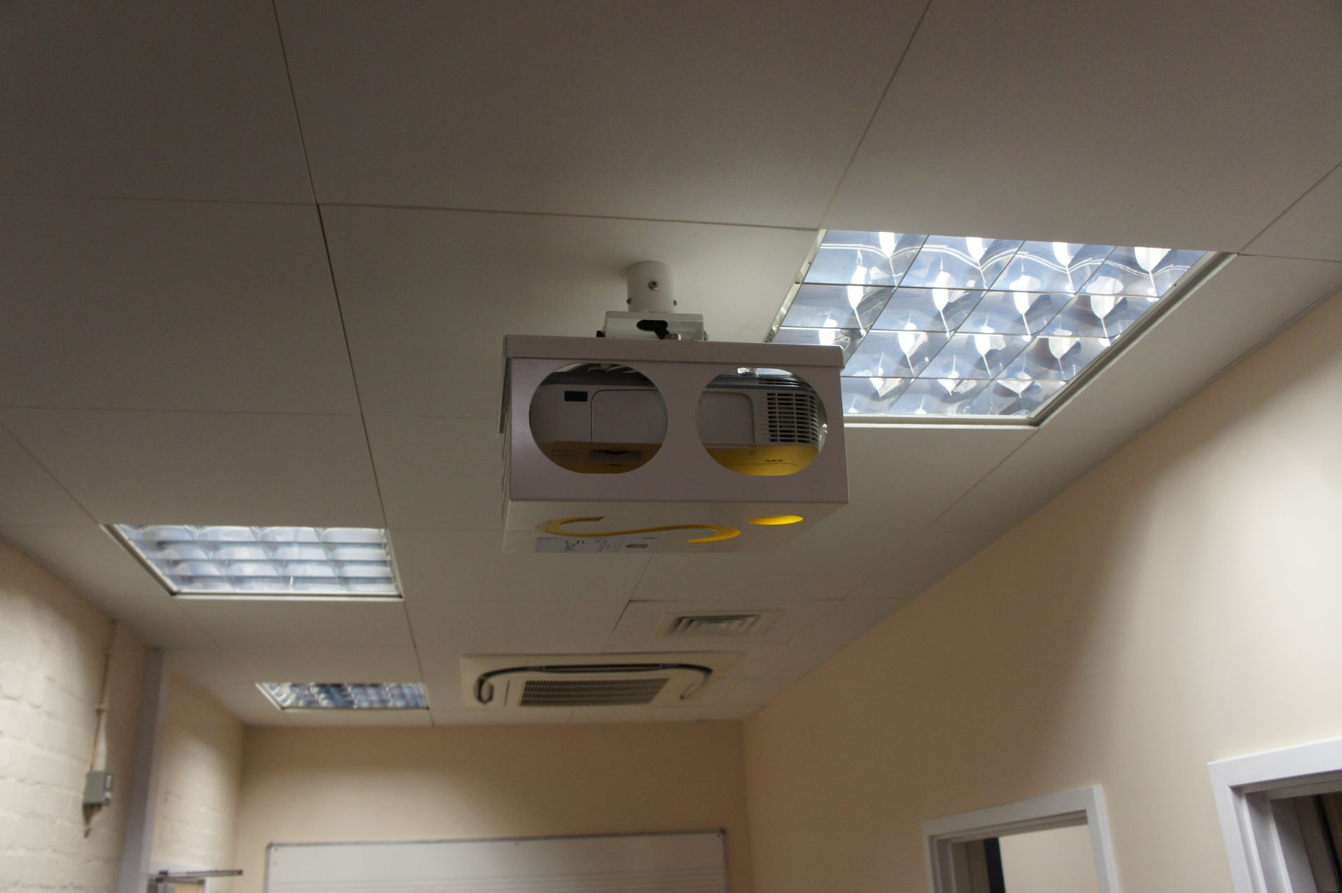 NEC Projector