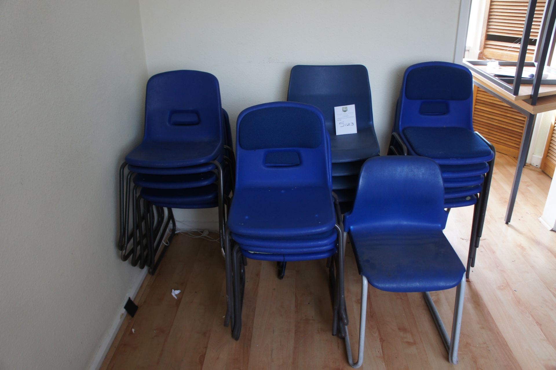 Mixed quantity steel framed polypropylene stacking chairs, - Image 4 of 4