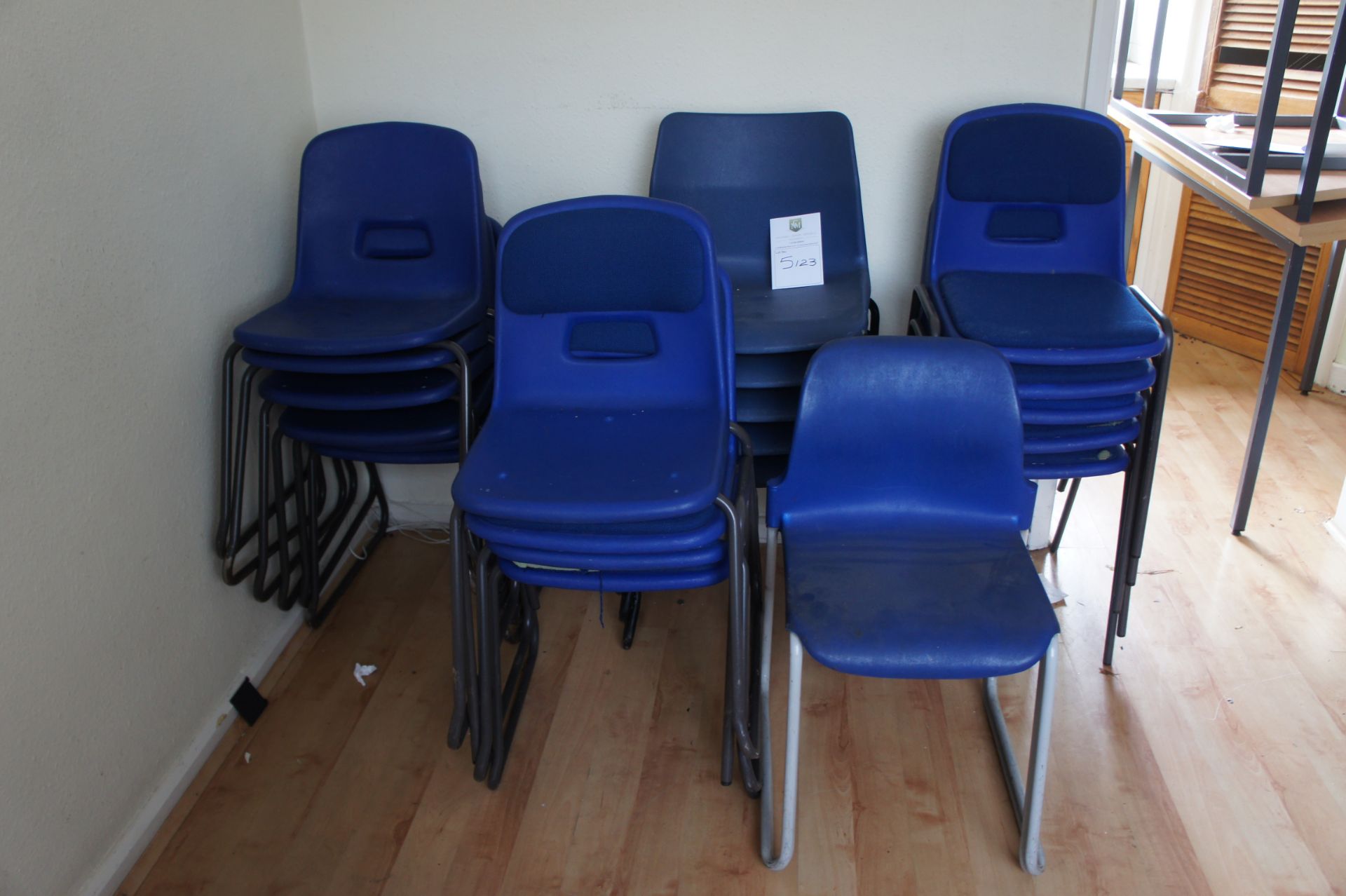 Mixed quantity steel framed polypropylene stacking chairs, - Image 3 of 4