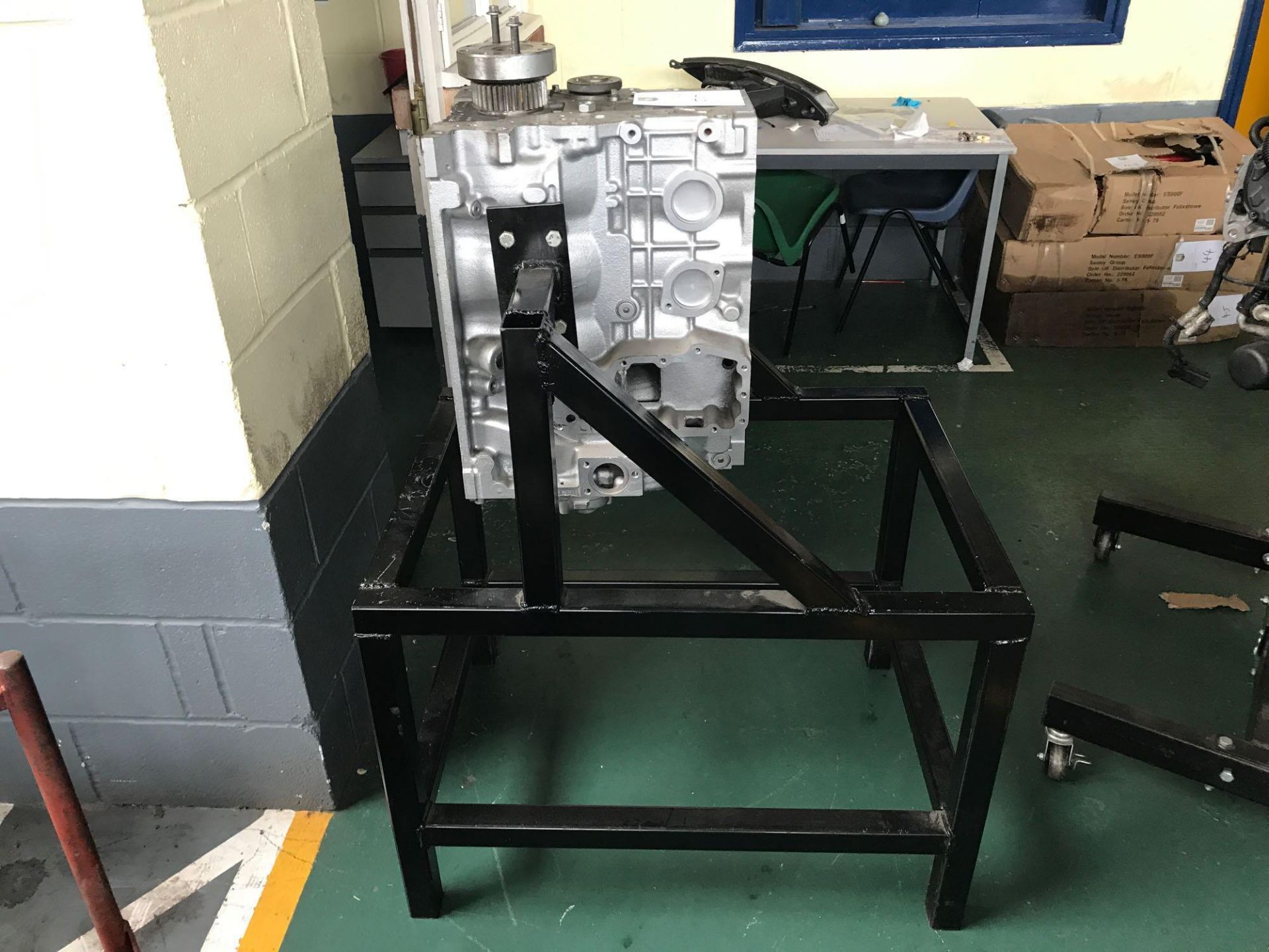 Engine and static frame - Image 2 of 4