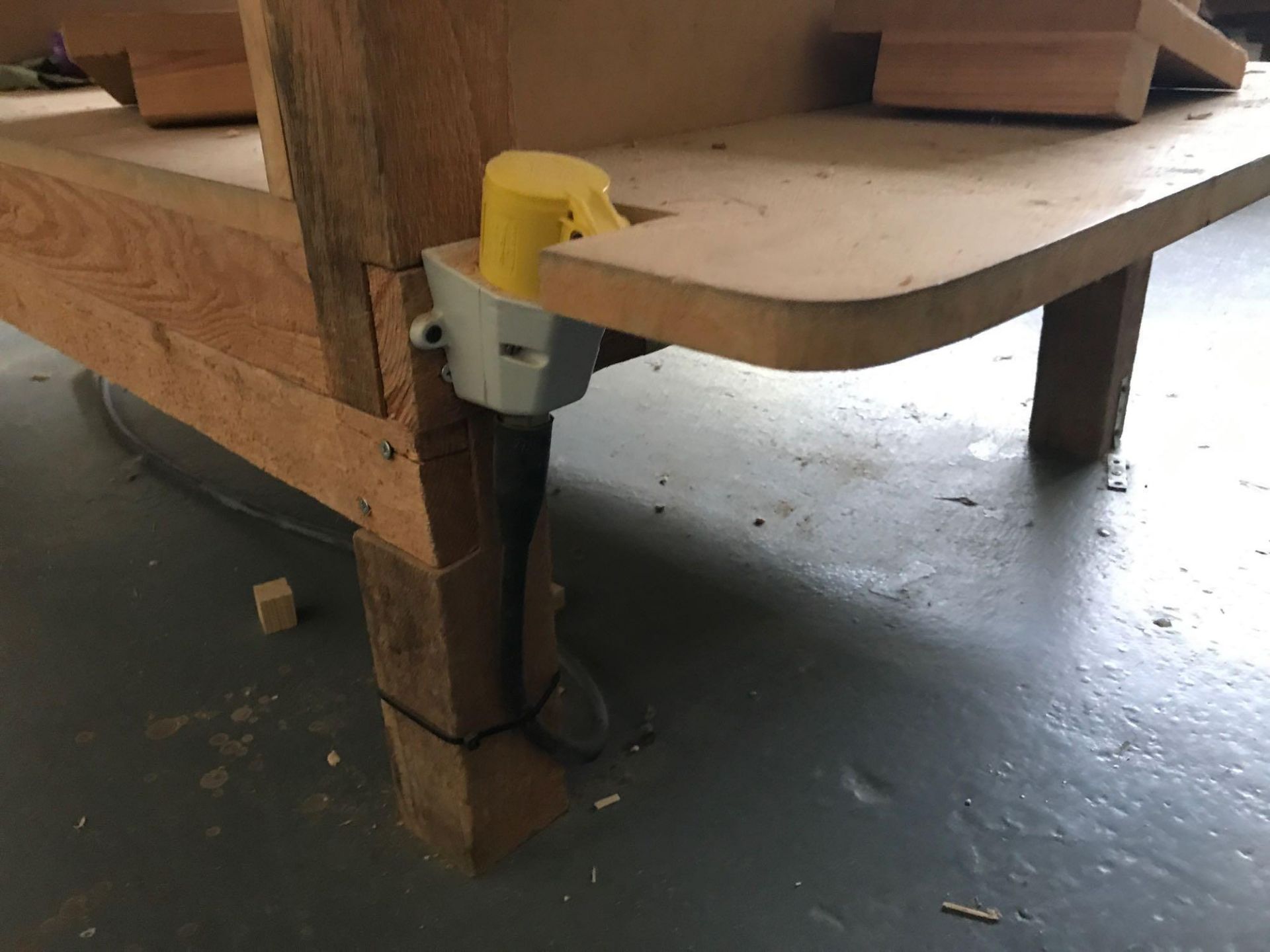 Wooden Carpenters Bench to Include 2x Vices - Image 2 of 4