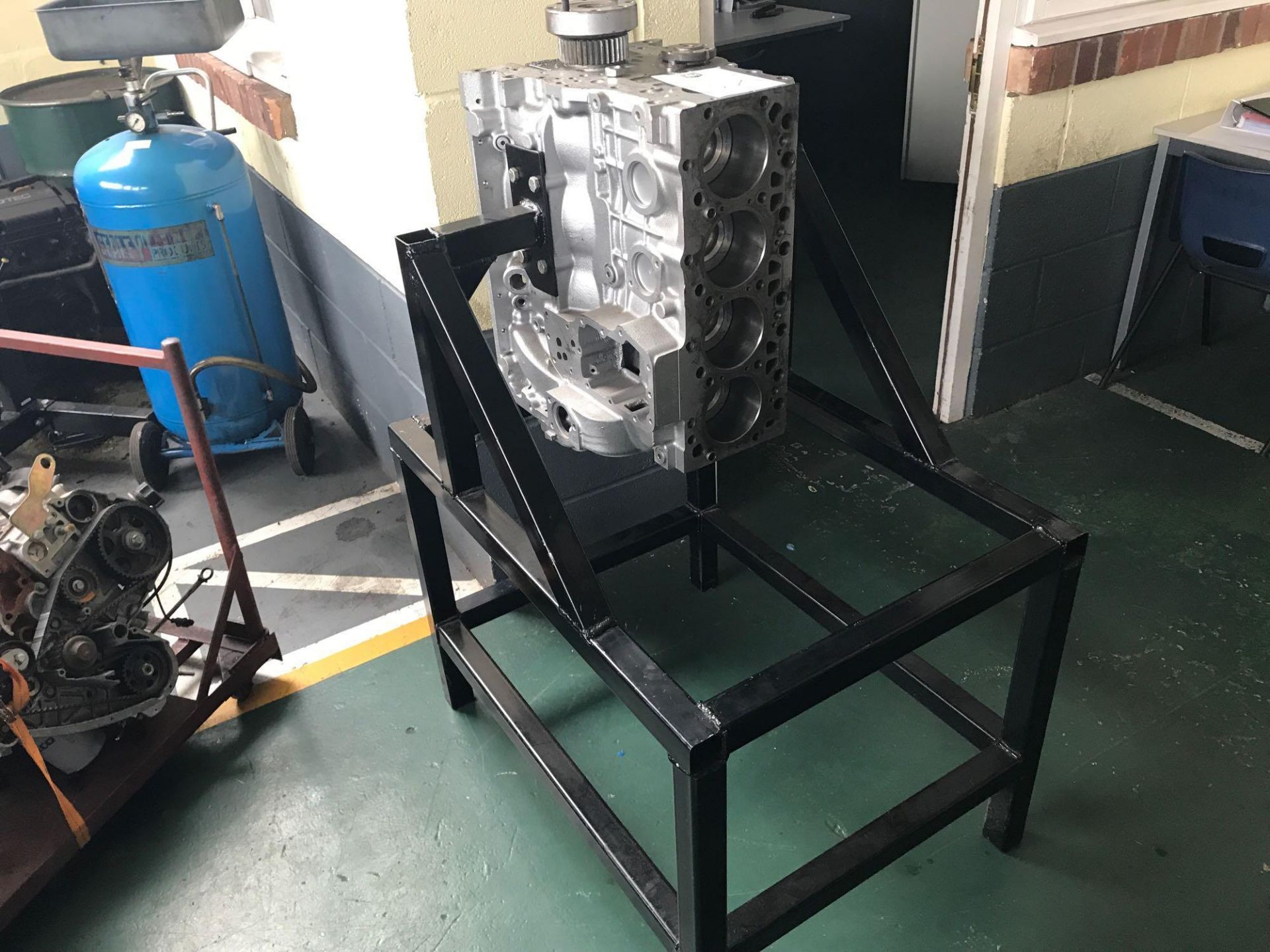 Engine and static frame