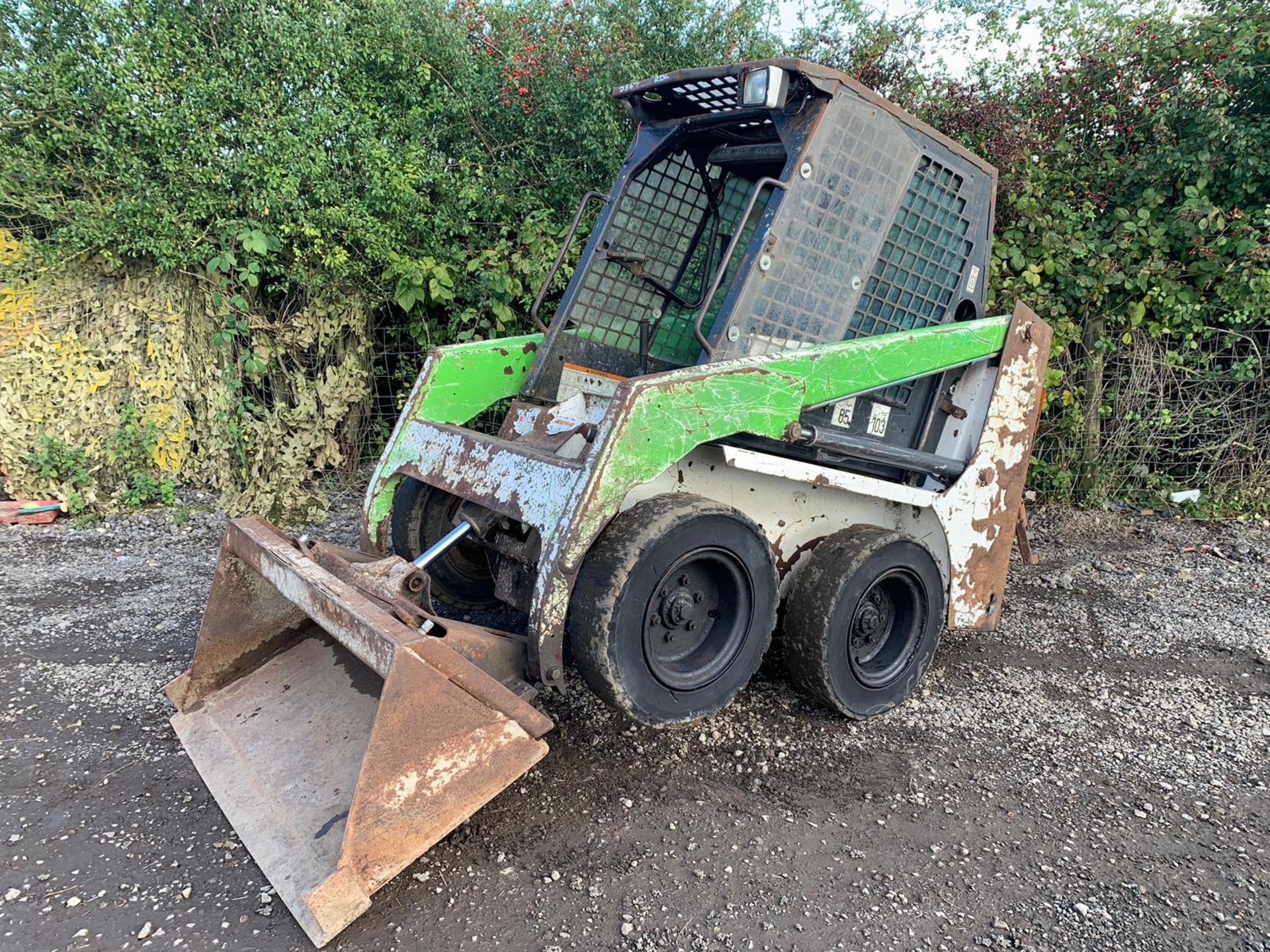 BOBCAT 553 skid steer loader - Image 2 of 8