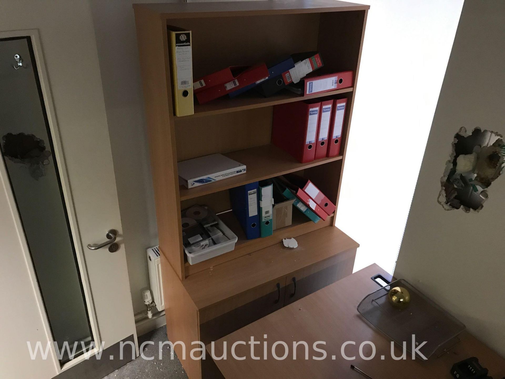 Loose and removable contents of reception area - Image 2 of 4