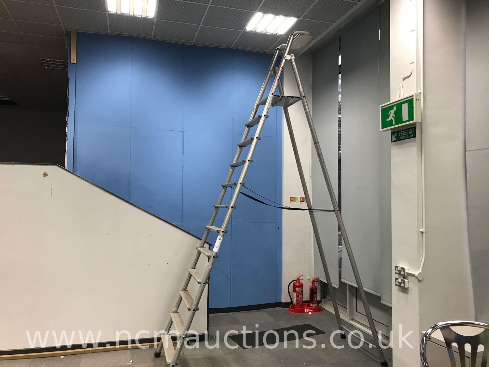 Large aluminium step ladders - Image 2 of 2