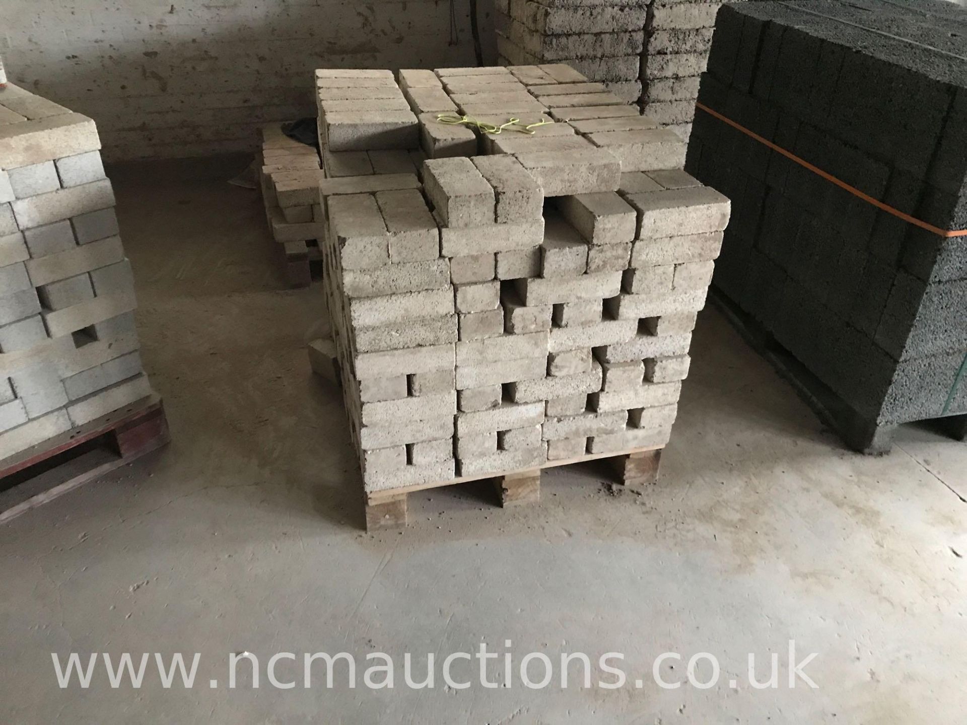 7x pallets of various bricks and plasticiser - Bild 2 aus 6