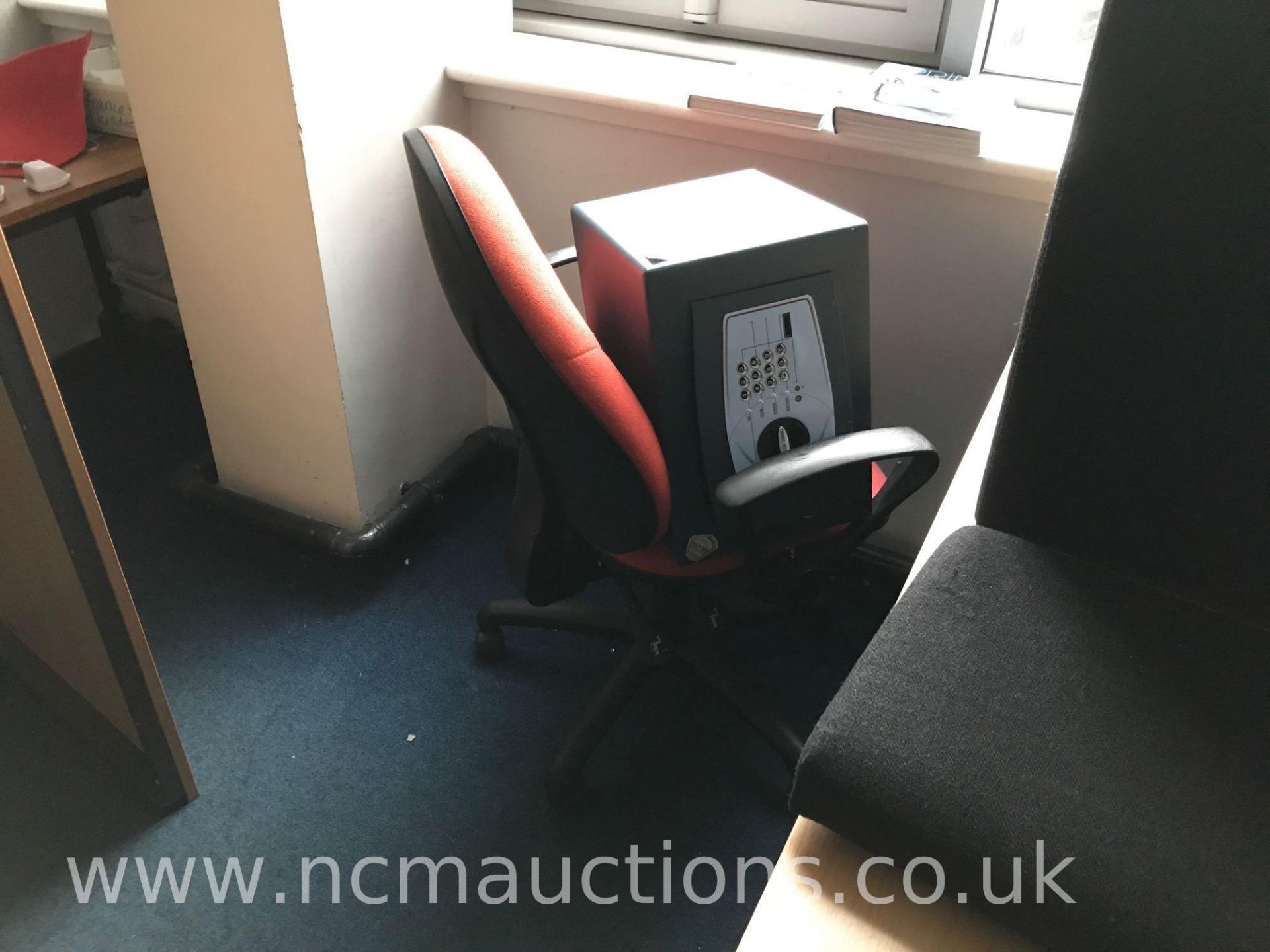 Loose and removable contents of 1st floor to include office furniture, smart screens - Image 28 of 40