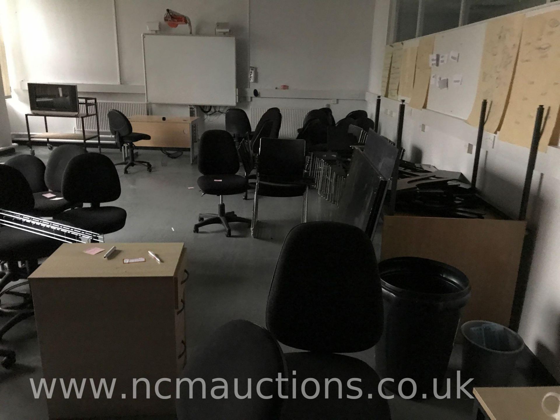 Loose and removable contents of 1st floor to include office furniture, smart screens - Image 24 of 40