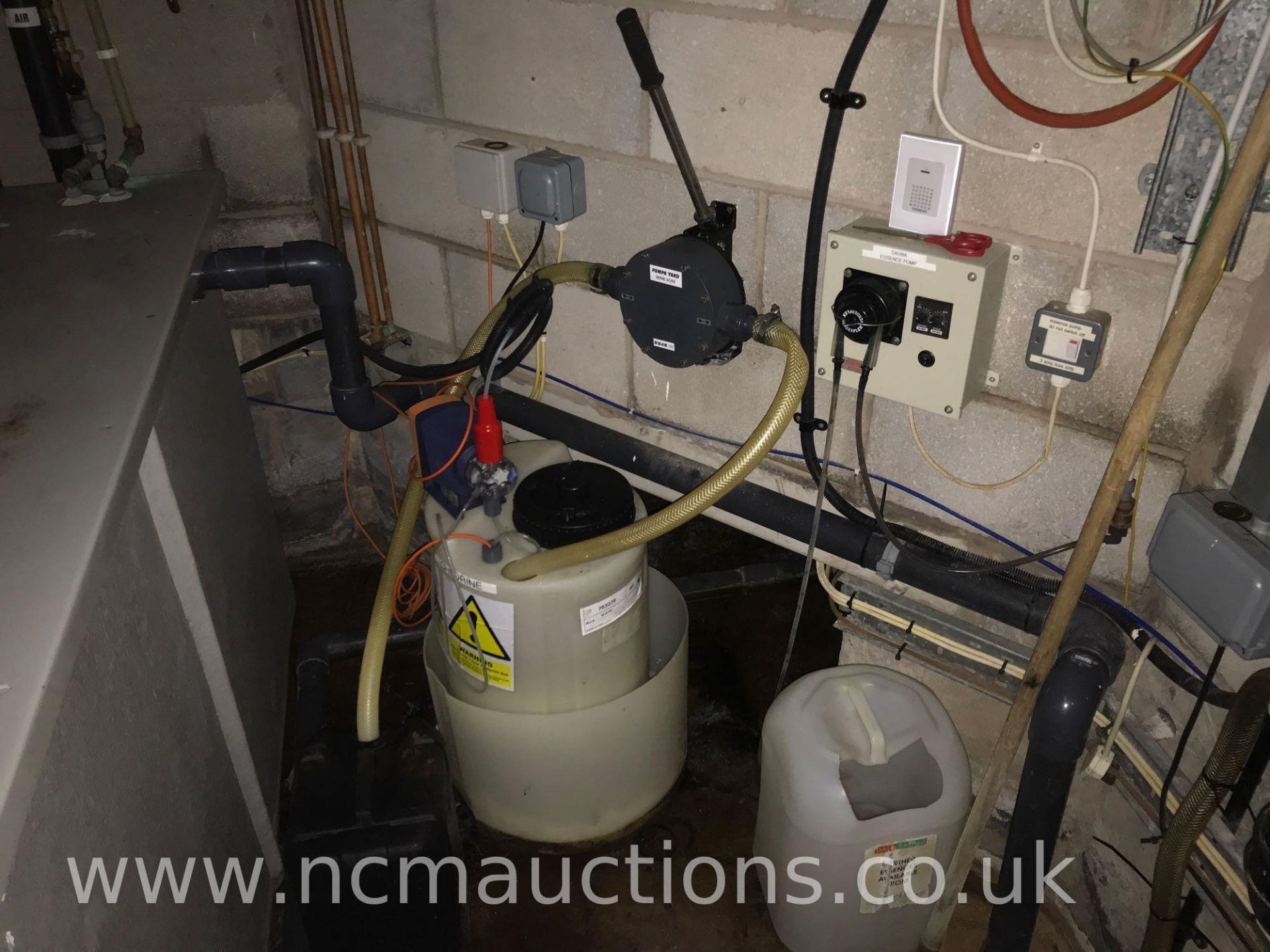 Contents of water treatment room - Image 2 of 5