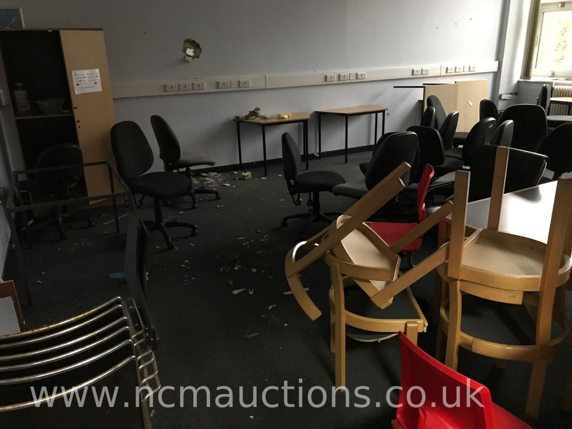 Loose and removable contents of 1st floor to include office furniture, smart screens - Image 6 of 40