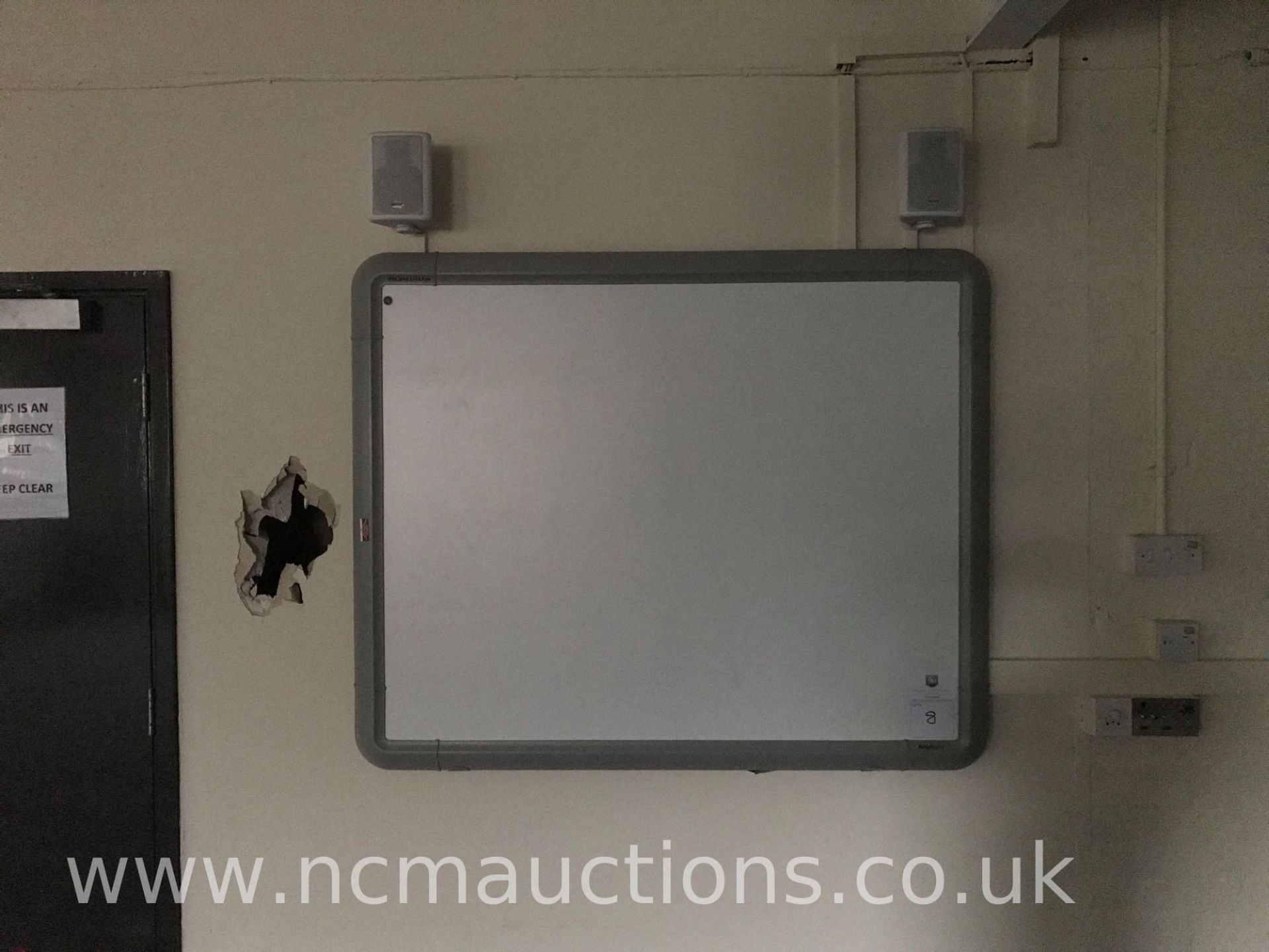 Projector and activ board - Image 5 of 5