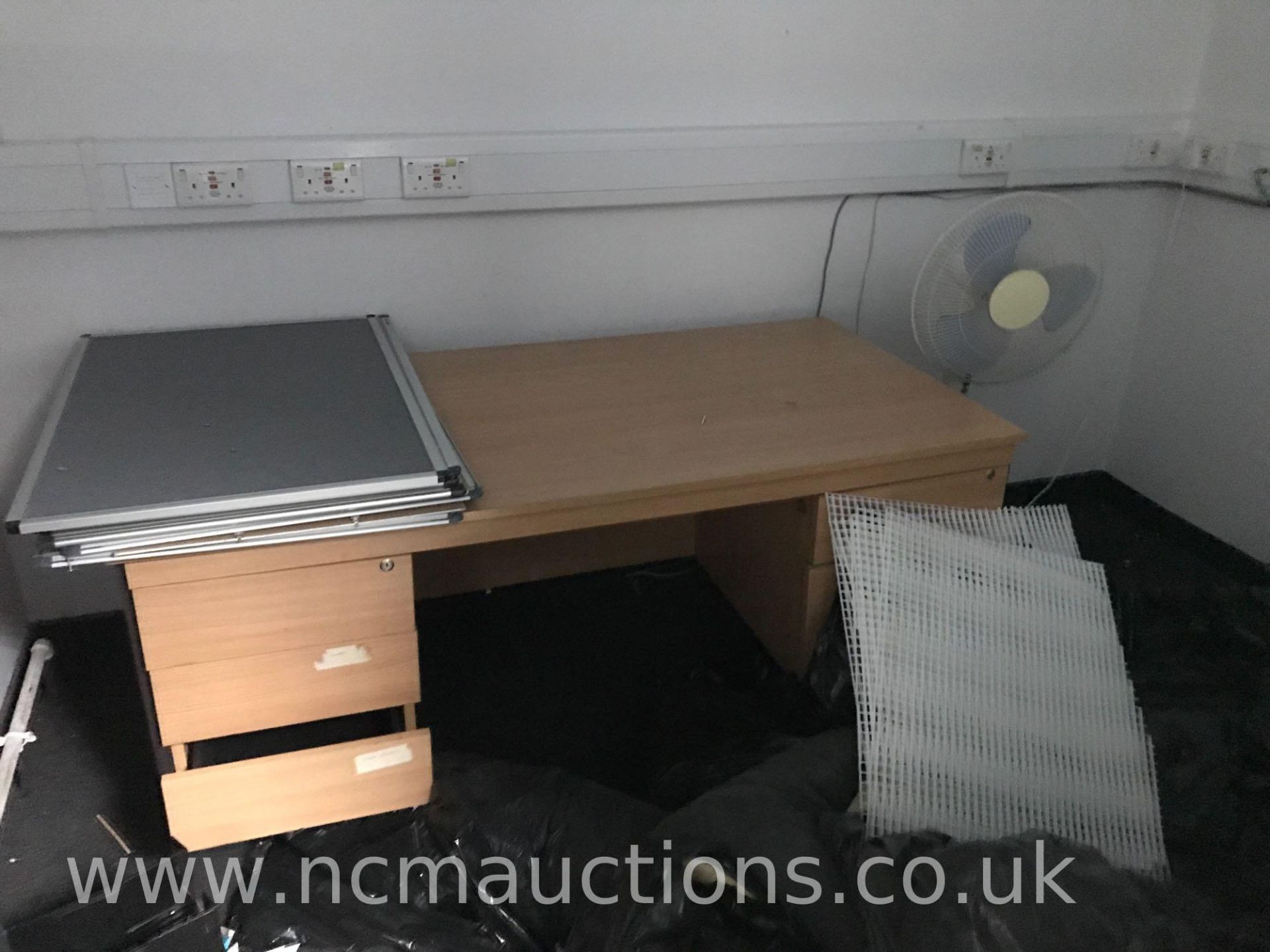 Loose and removable contents of 1st floor to include office furniture, smart screens - Image 20 of 40