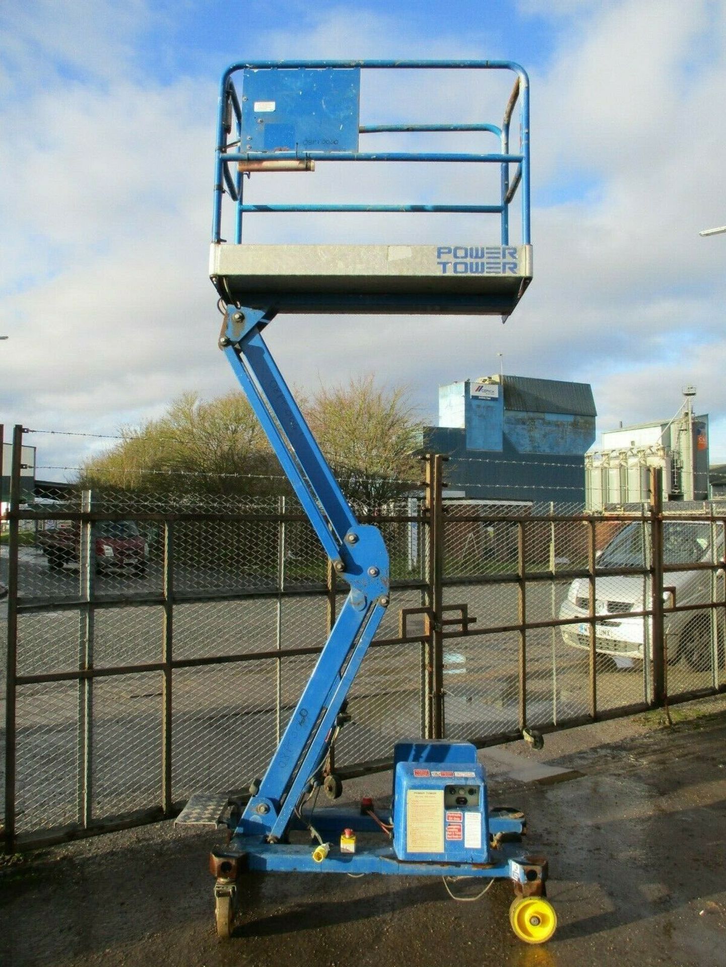 Power Tower Cherry Picker - Image 2 of 3