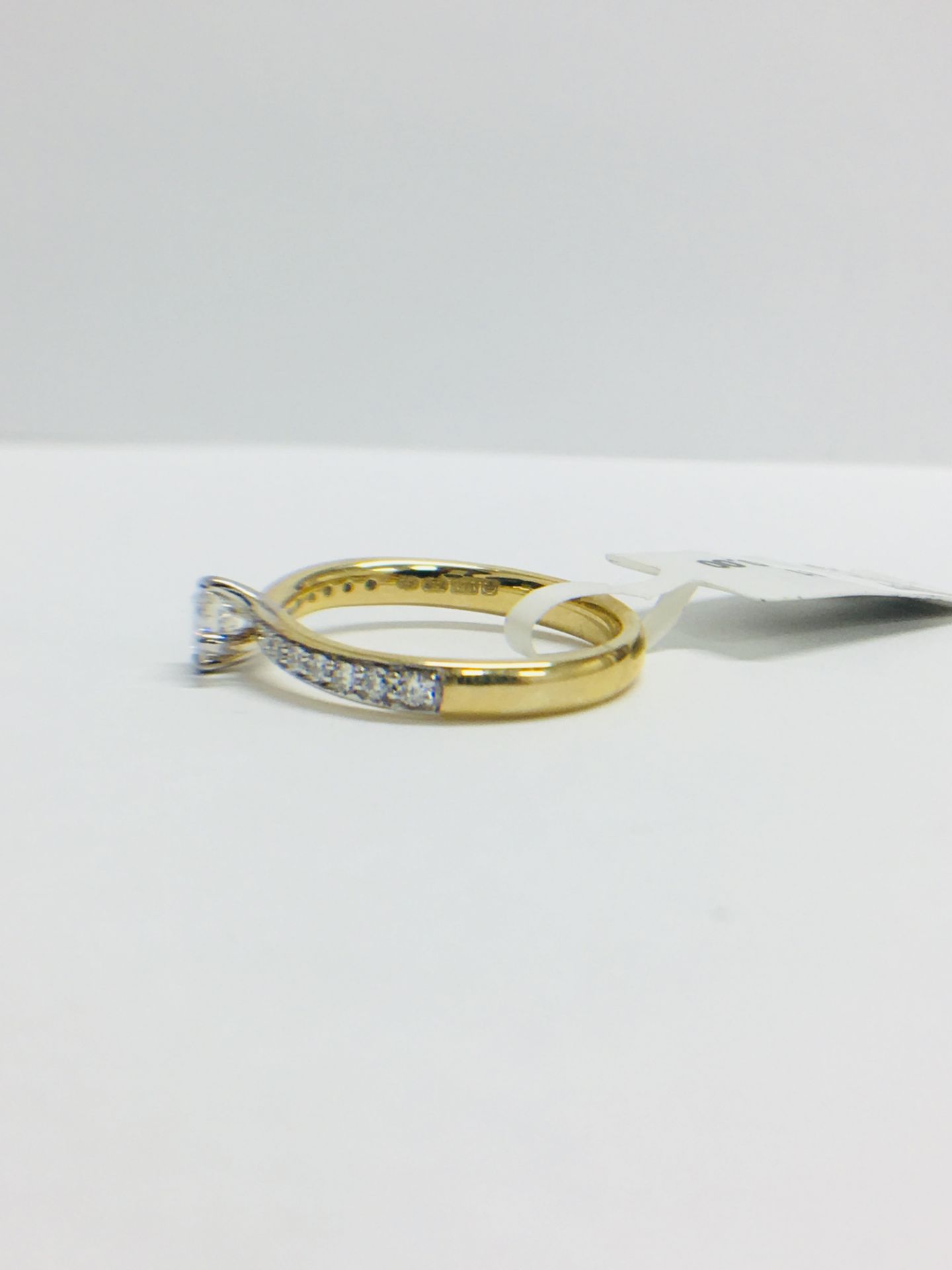 9ct Yellow Gold diamond Solitaire twist style ring - Image 3 of 11