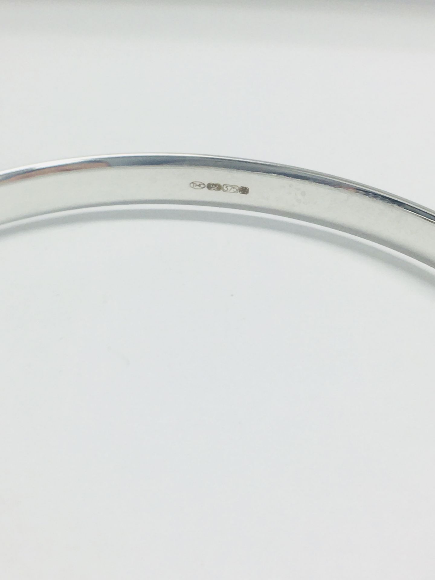 9CT WHITE GOLD LADIES' HINGED BANGLE - Image 2 of 5