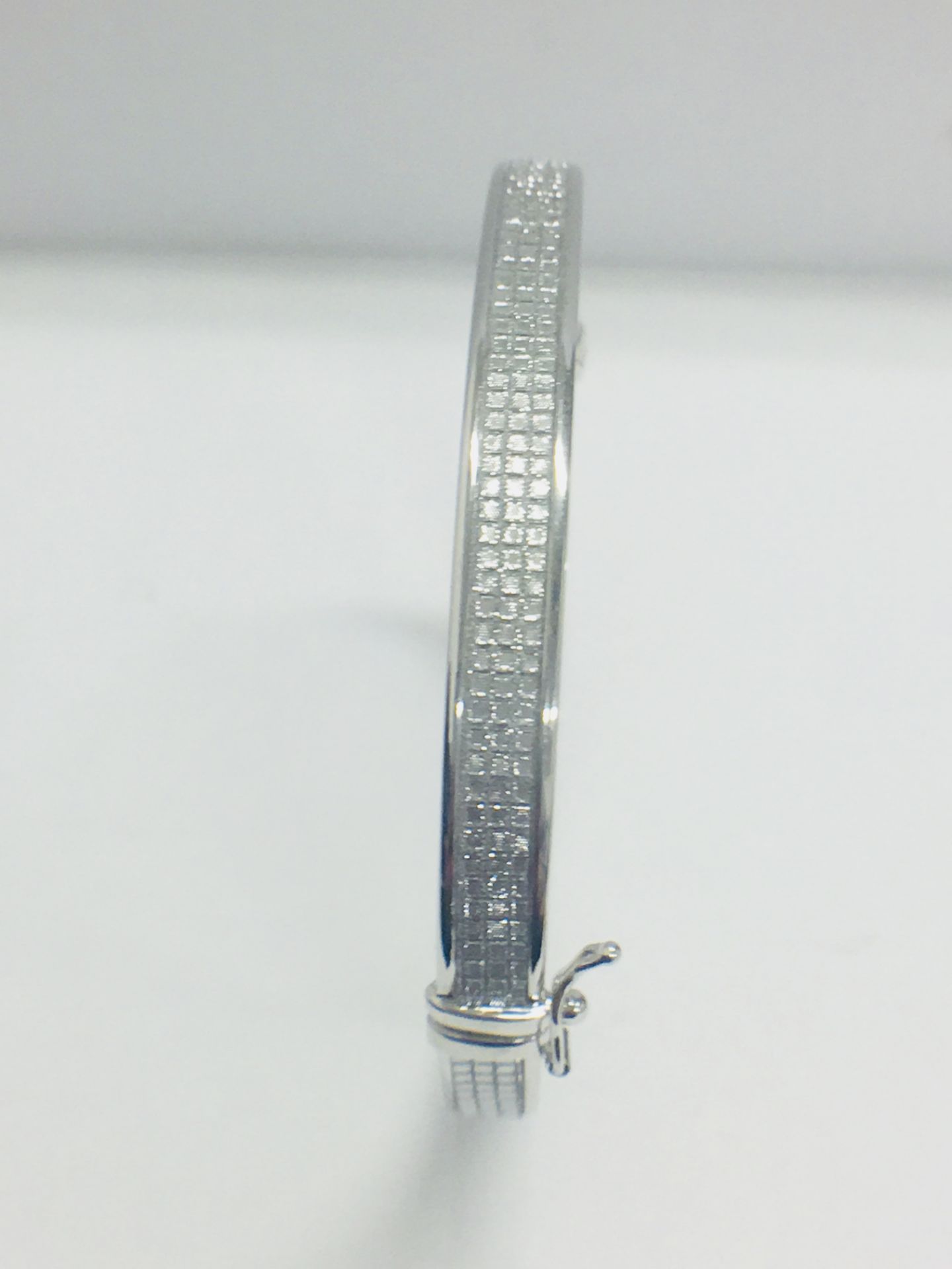 9CT WHITE GOLD LADIES' HINGED BANGLE - Image 3 of 5