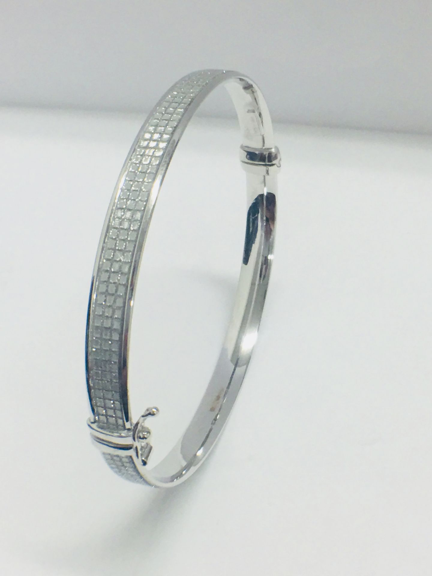 9CT WHITE GOLD LADIES' HINGED BANGLE - Image 4 of 5