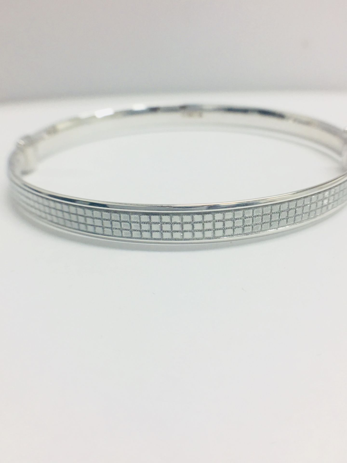 9CT WHITE GOLD LADIES' HINGED BANGLE