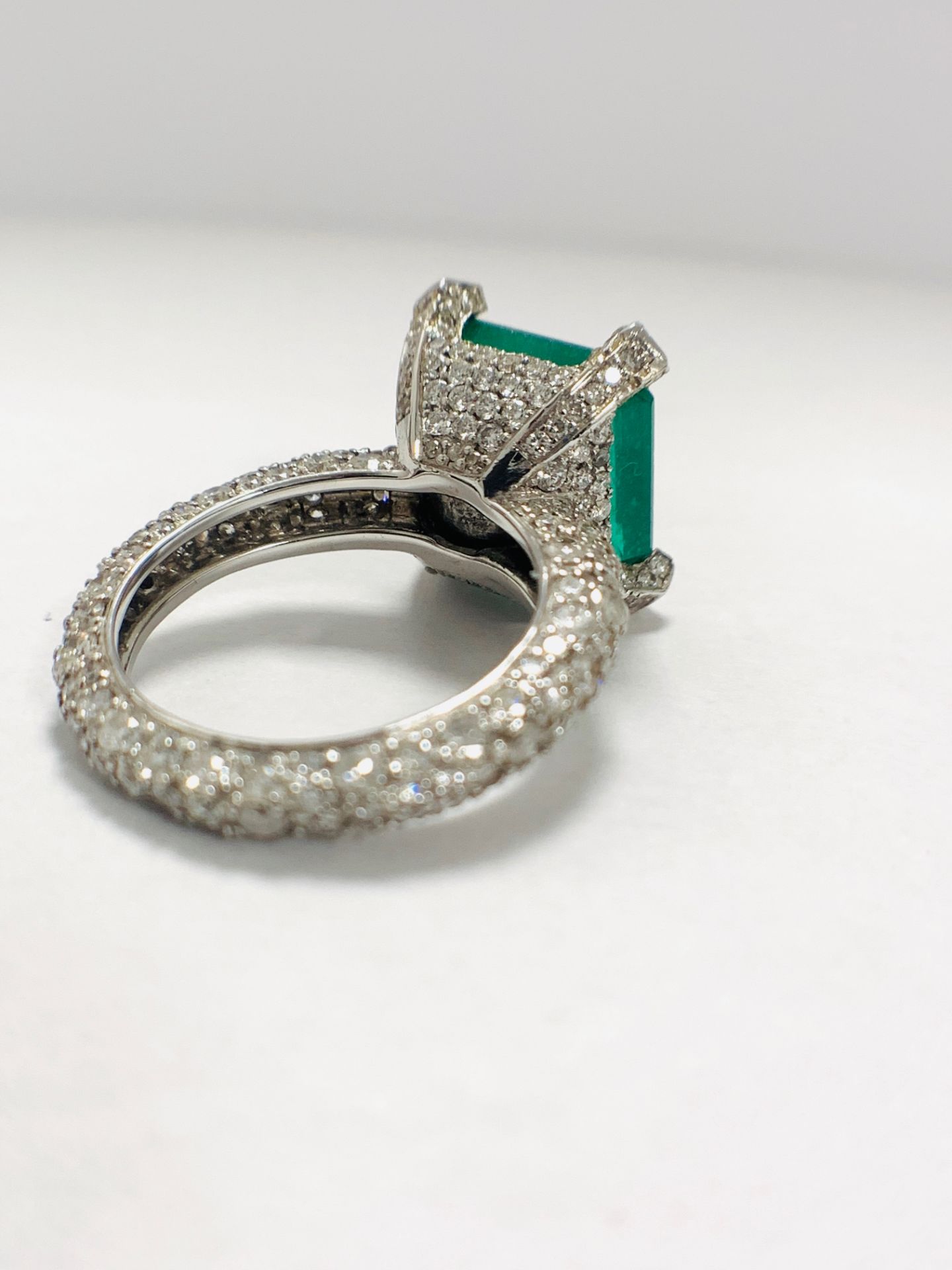 Platinum Emerald and Diamond ring - Image 8 of 17