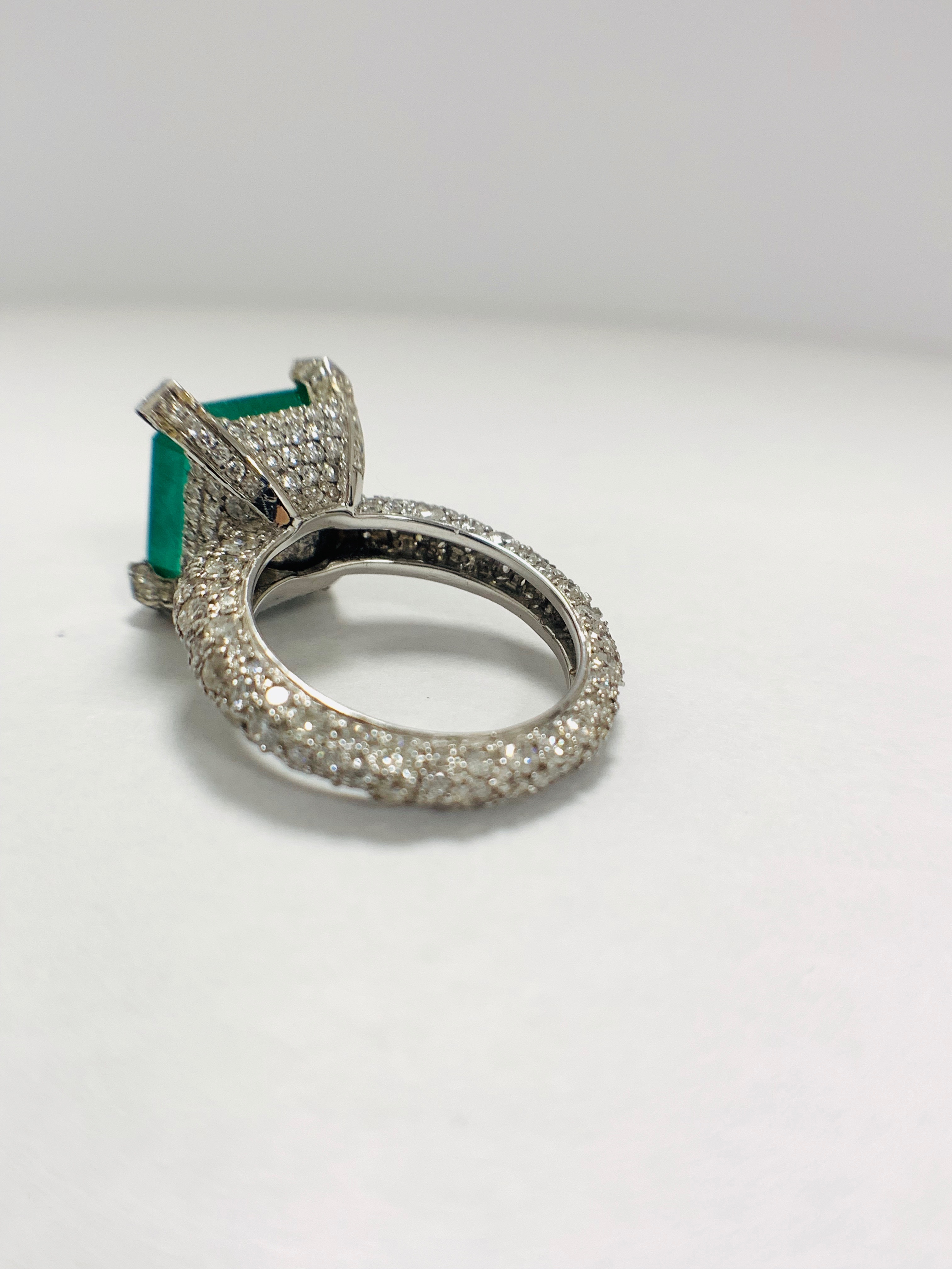Platinum Emerald and Diamond ring - Image 5 of 17