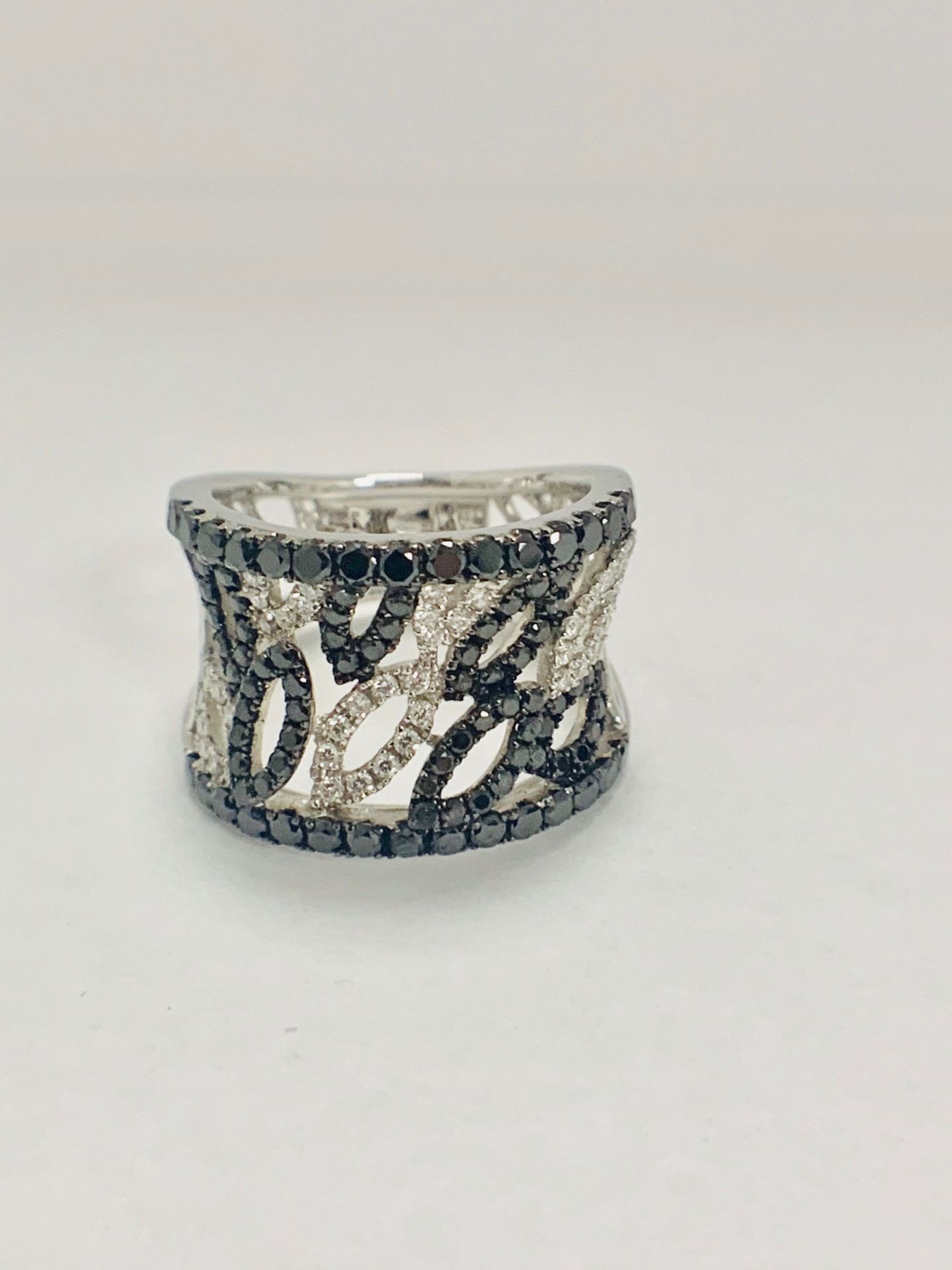 18ct White Gold Diamond Ring featuring 90 Round Cut, Black Diamonds (1.14ct TBDW) - Image 12 of 15