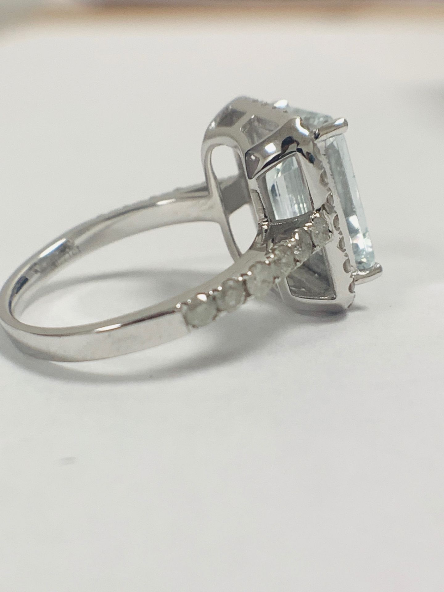 14ct White Gold Aquamarine and Diamond ring - Image 7 of 12