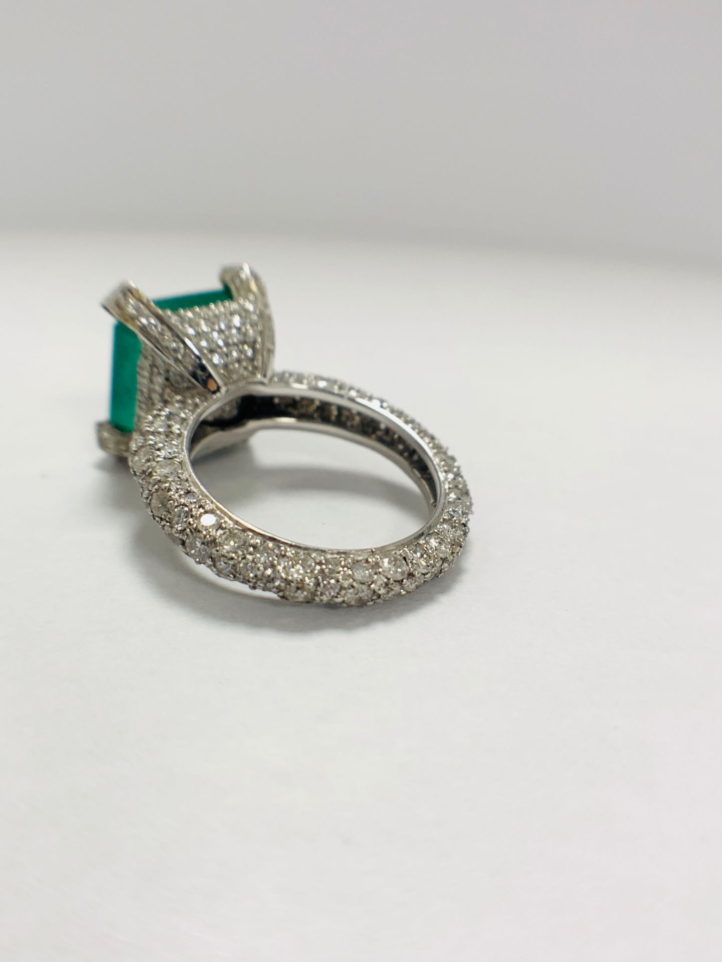 Platinum Emerald and Diamond ring - Image 6 of 17