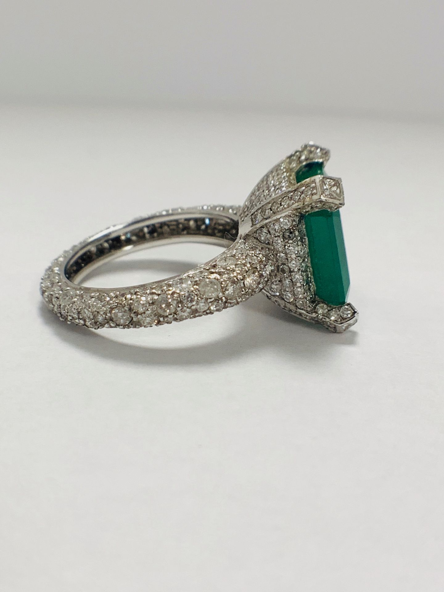 Platinum Emerald and Diamond ring - Image 9 of 17