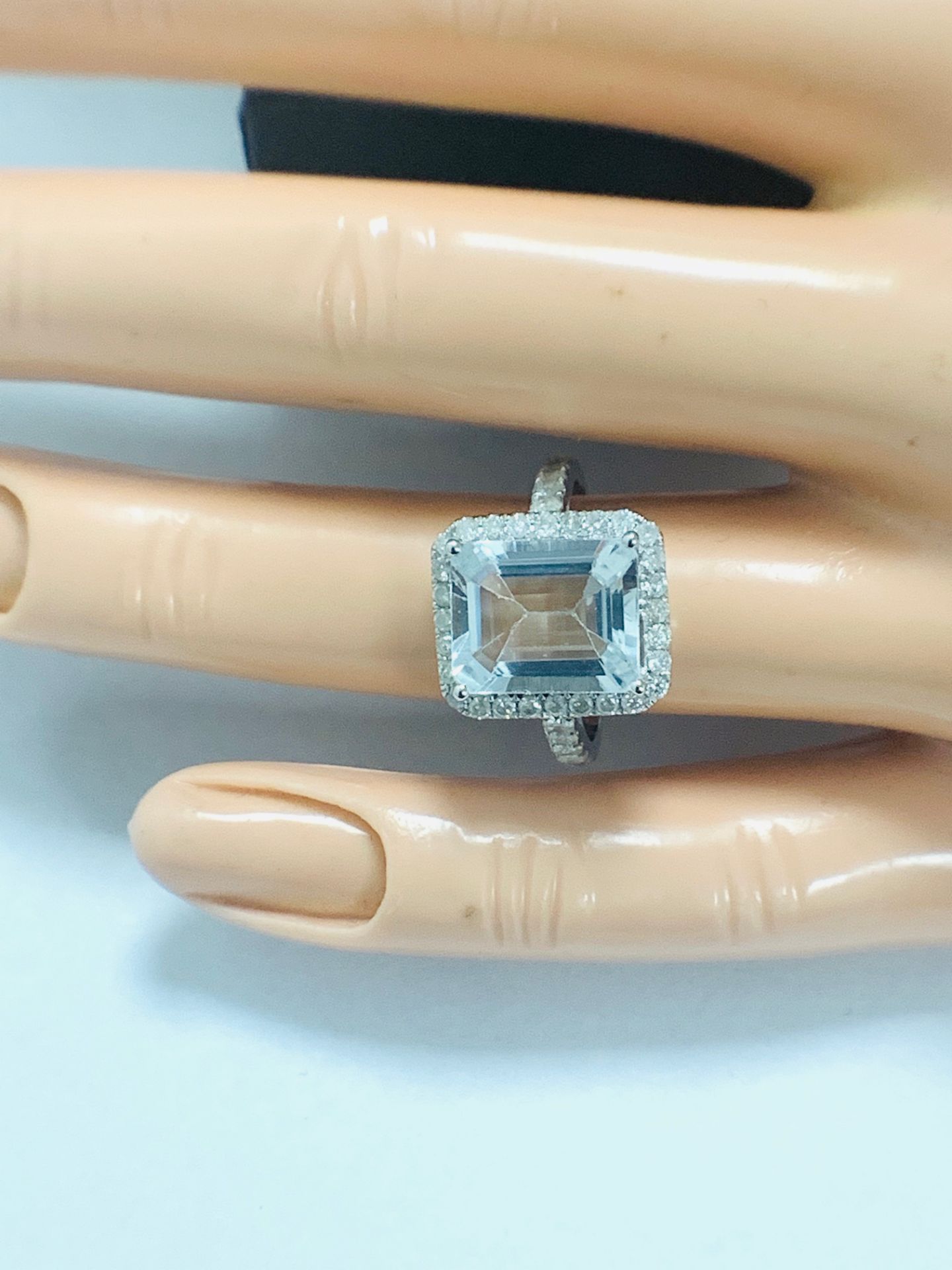 14ct White Gold Aquamarine and Diamond ring - Image 11 of 12