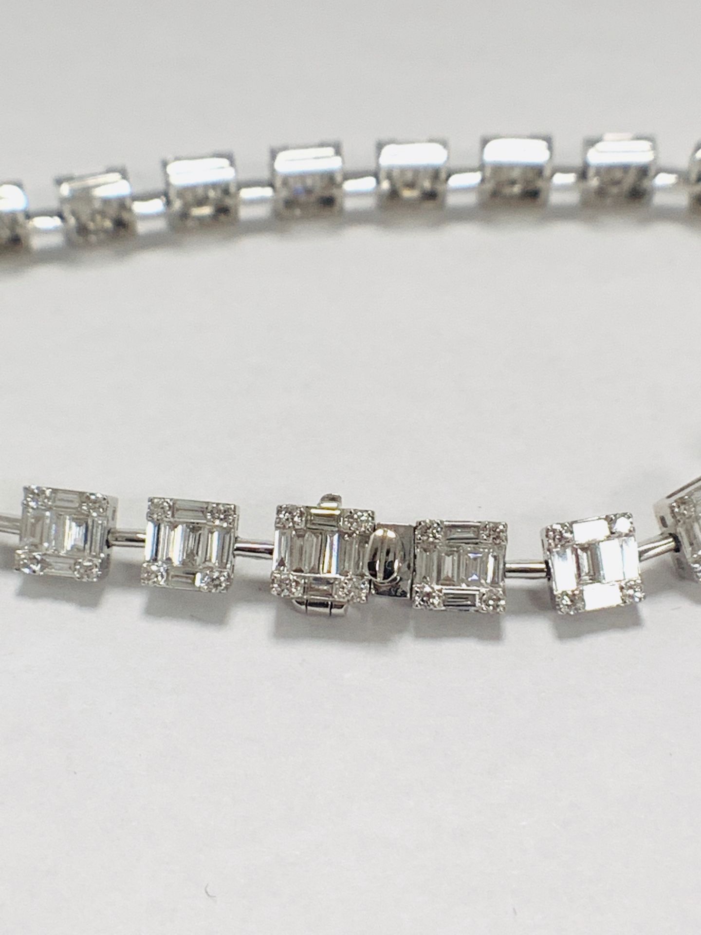 18ct White Gold Diamond Bracelet - Image 2 of 14